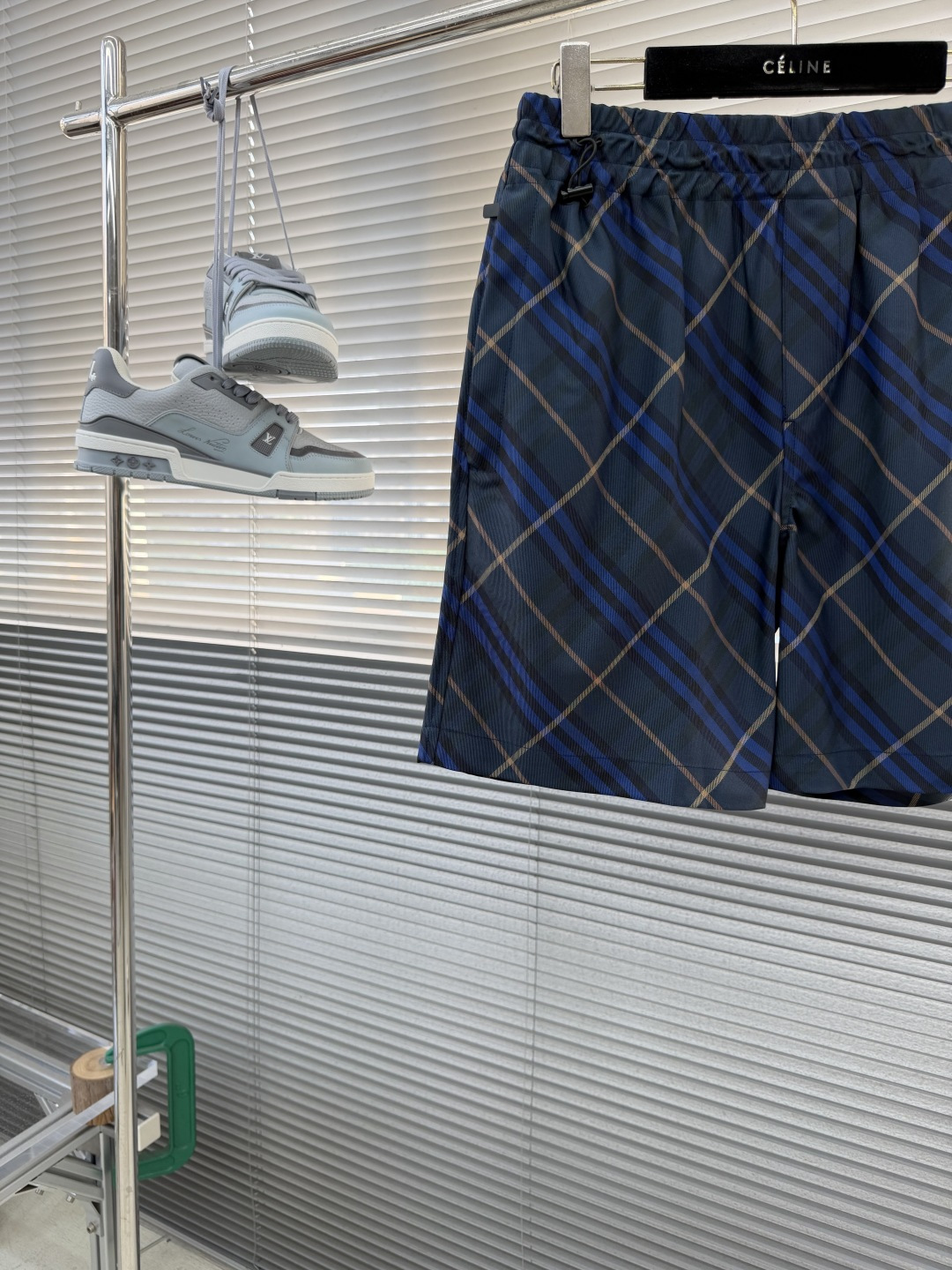 -BBR 格纹抽绳短裤，选用意大利精纺斜纹面料打造，装饰 Bur 格纹和马术骑士徽标（EKD）贴花。呈现