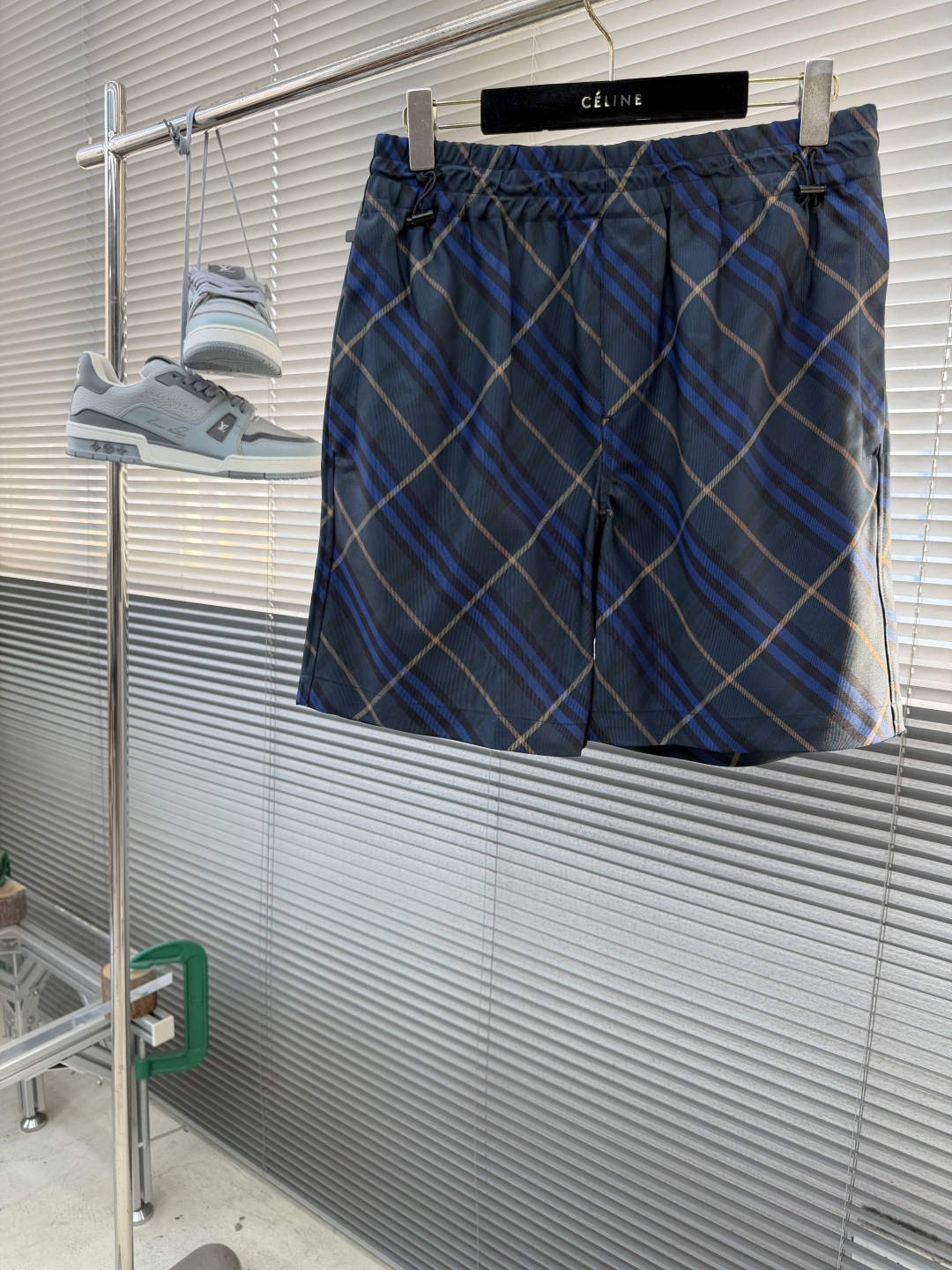 -BBR 格纹抽绳短裤，选用意大利精纺斜纹面料打造，装饰 Bur 格纹和马术骑士徽标（EKD）贴花。呈现