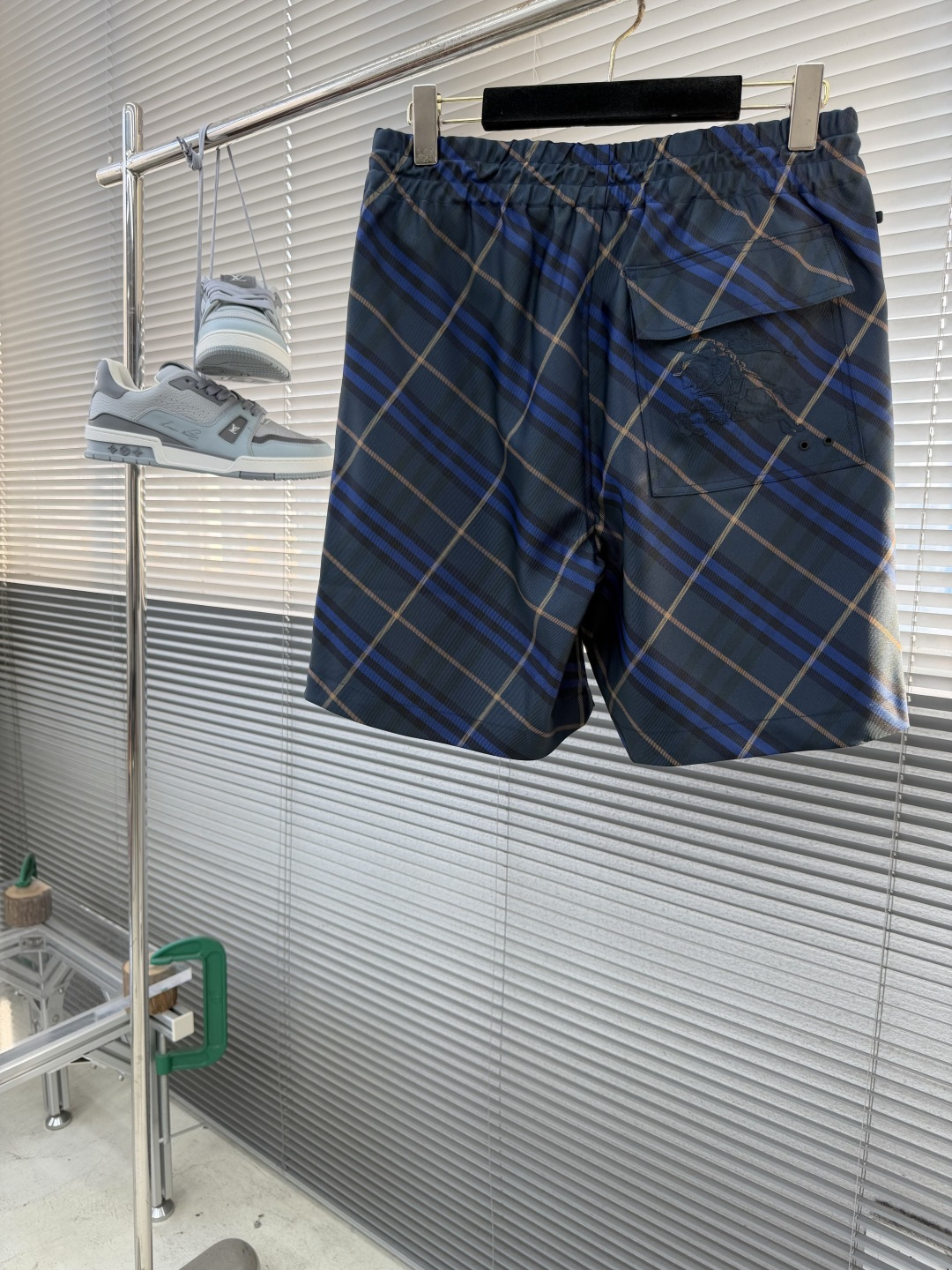 -BBR 格纹抽绳短裤，选用意大利精纺斜纹面料打造，装饰 Bur 格纹和马术骑士徽标（EKD）贴花。呈现