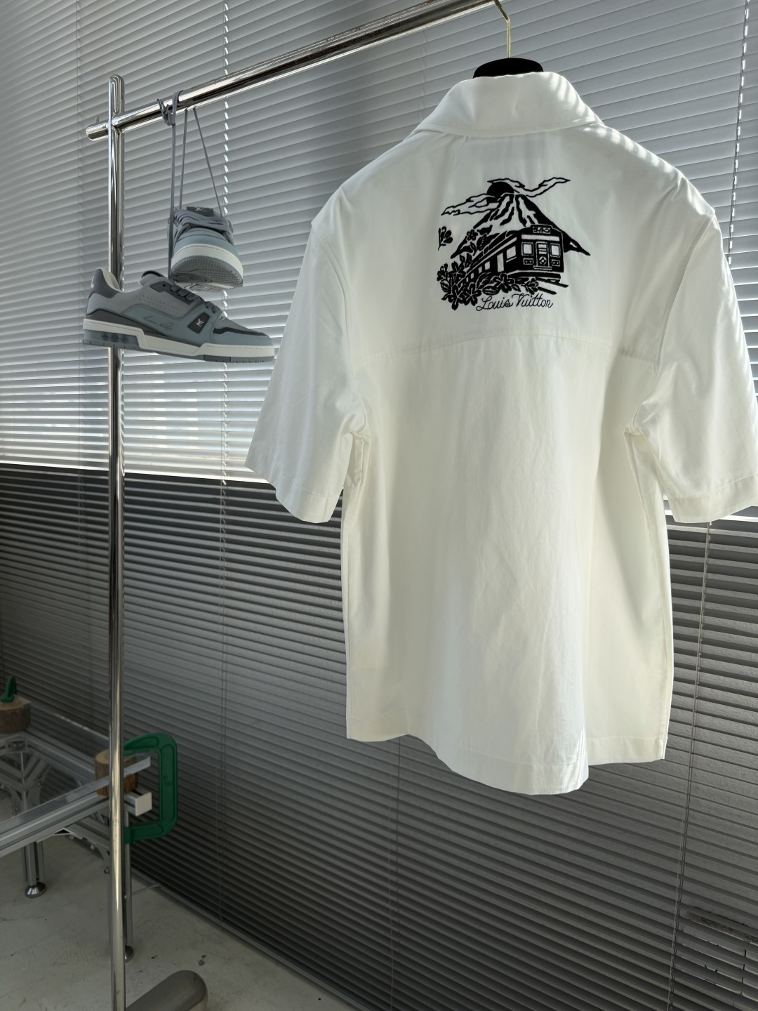 -驴牌 26ss新款短袖衬衫 本款棉质短袖衬衫拥有醒目撞色刺绣，致意 Pharrell Williams