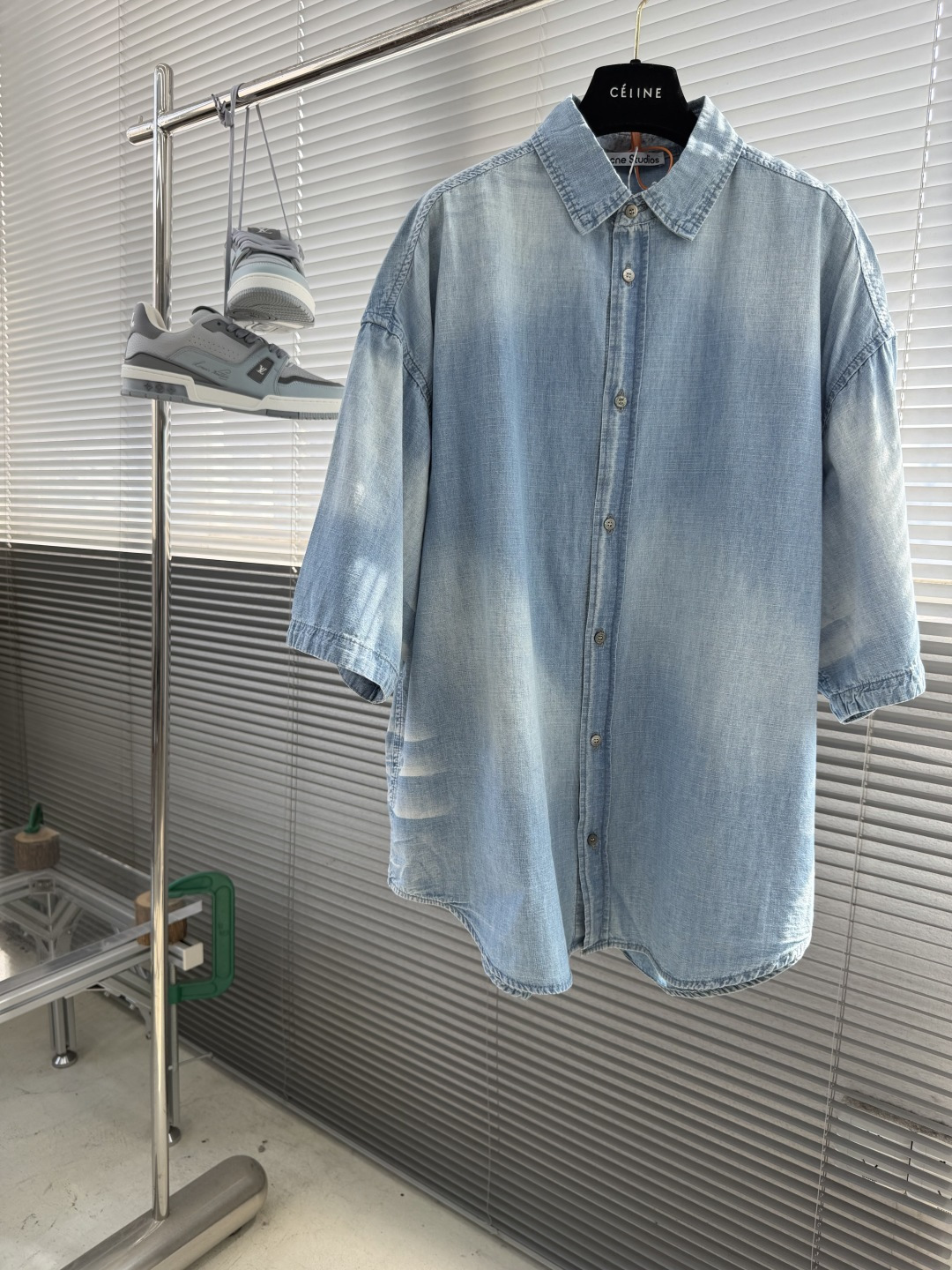 NO:870410,-Acne Studios 1996 logo distressed shirt. Customized denim and linen blend. Stiff and breathable. Comfortable and close to the skin. Ice blue and matte white are softened and blended to create a hazy and transparent breathing layer. It has a lazy retro atmosphere. The Acne Studios 1996 logo stamp is decorated in the center of the back. It reflects the brand's time heritage and is the retro gene engraved in the body. The whole dress is washed and distressed. Every part has a natural whitening texture.  All are artistic deconstructions of traces of years of wear. Silent interpretation of slow luxury ready-to-wear aesthetics. Adopt glue printing. Use glue liquid paint to print patterns on the fabric. Bake the fabric to fix the printed pattern. Gradient distressing spray process. Spray dyes of different colors on the surface of the fabric to achieve rich color changes in clothing under different lights. Increase visual layering. Combination of rubbing wrinkle whisking technology and gun painting whiskering technology. Prioritize manual rubbing in specific areas to achieve a natural wrinkle effect.  Then use a specific tool to draw a cat's whisker-shaped texture. The visual effect is full. Stone-milled light yeast extracts and bleaches to soften. The friction between the pumice stone and the clothes causes wear and fading effects on the surface of the denim. Combination of pulling and bleaching allows the clothes to produce a certain texture and stretching effect while bleaching. Heavy enzyme washing uses a special solution to remove stains and slightly fade. Snow wash. Fading through strong washing to make the color more uniform. Size 44 46 48 50  Center back length 81.5 83 84.5 86 Bust 136 140 144 148 Shoulder width 60 62 64 66,,acne studios,dior,shirts,19860909-Acne Studios 1996徽标做旧衬衫 定制丹宁亚麻混纺 挺括透气 舒适贴肤 冰蓝与雾白柔化交织 晕染出朦胧通透的呼吸层次 自带慵懒复古氛围 背部中央饰有 Acne Studios 1996 徽标图章 沉淀品牌经年时光底蕴 是镌刻在衣身里的复古基因 全衣水洗做旧 每一处自然泛白肌理 质感 皆是岁月穿着痕迹的艺术解构 无声演绎慢奢成衣美学 采用胶浆印花 使用胶浆液体涂料在织物上打印图案 烘烤织物以固定印刷图案 渐变做旧喷马骝工艺 通过在织物表面喷洒不同颜色的染料 实现衣物在不同光线下呈现出丰富的色彩变化 增加视觉层次感 擦压皱猫须技术和枪画猫须技术结合 优先在特定区域进行手工擦制 以达到自然的皱纹效果 再用特定的工具绘制出猫须形状的纹理 视觉效果拉满  石磨轻酵拉解漂加软 通过浮石与衣物的相互摩擦 使牛仔布表面产生磨损和褪色效果 通过拉扯和漂白相结合 使衣物在漂白的同时产生一定的纹理和拉伸效果 重度酵洗 通过特制溶液 去除污渍且轻微的褪色 再雪花洗 通过强烈的洗涤方式来褪色 使其颜色更为均匀 尺码 44 46 48 50 后中长81.5 83 84.5 86 胸围136 140 144 148 肩宽 60 62 64 66,,acne studios,dior,shirts,,Men's clothing