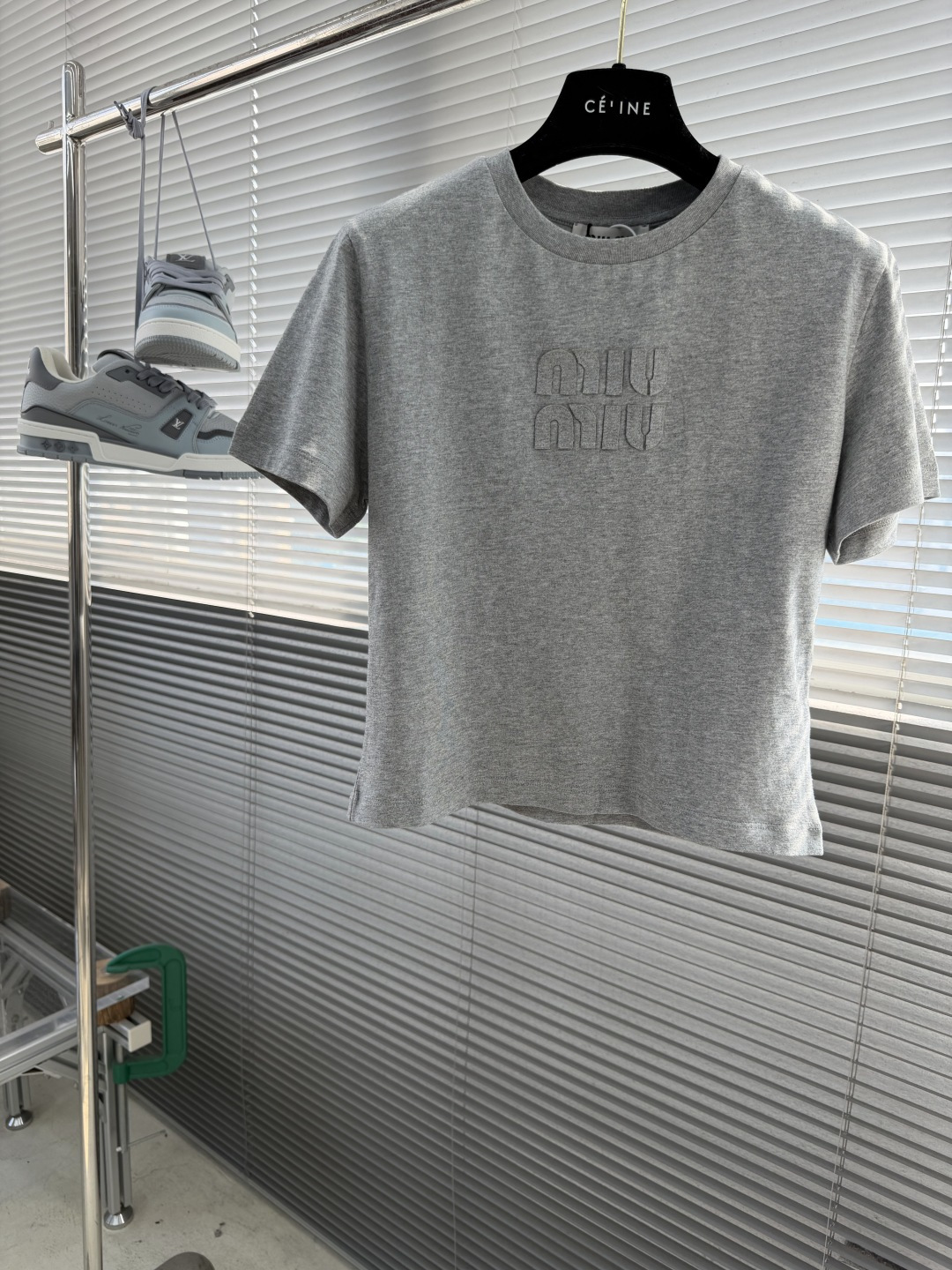 -MiuMiu   贴布绣花短袖定制柔雾擦毛棉感平纹布，细腻入微，柔软亲肤。纯净的白色T恤，像夏日里的白
