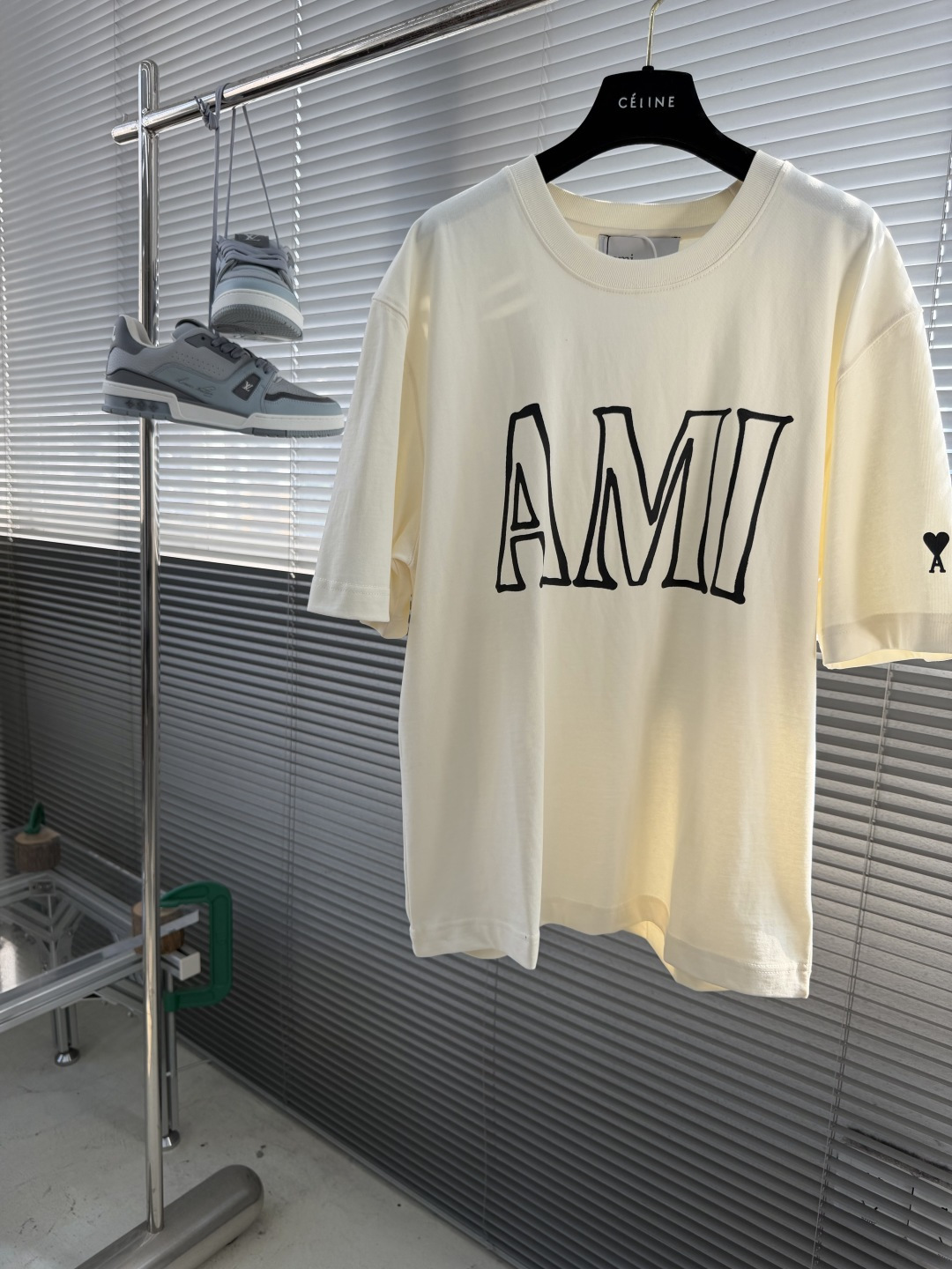 -Ami Paris    字母印花箱型短袖定制云感呼吸棉，透气抗皱，舒适贴肤，一抹奶霜白惊艳亮相，法式