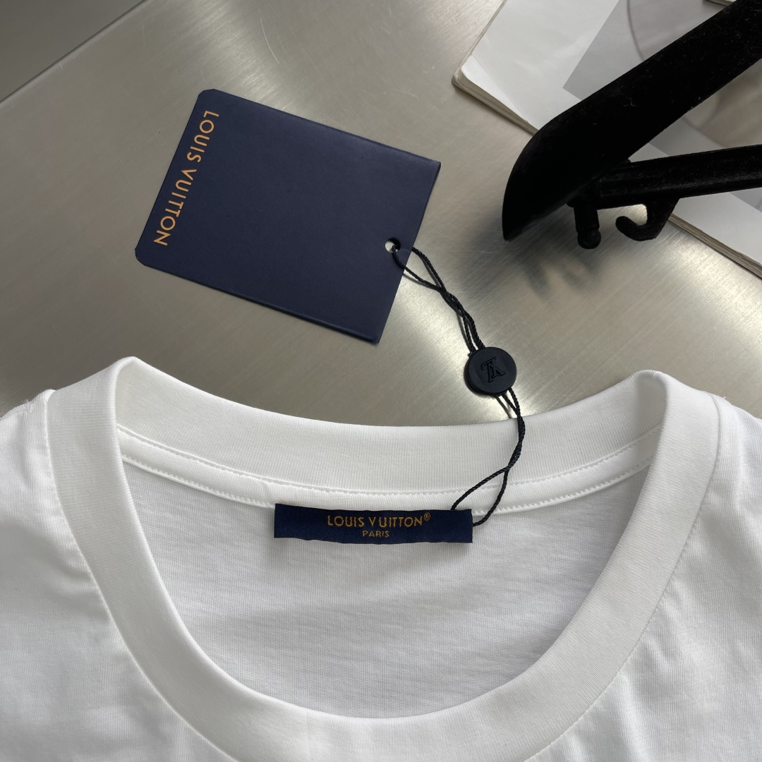 -驴牌 26ss新款棉质 T 白色工艺赋予当季系列水洗复古格调，刺绣标识含蓄点缀胸前，Marque L.