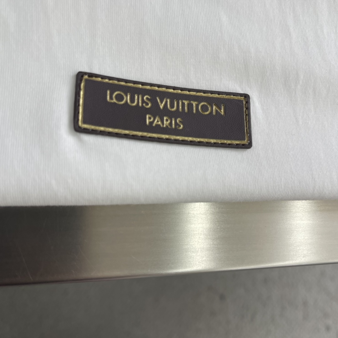 -驴牌 26ss新款棉质 T 白色工艺赋予当季系列水洗复古格调，刺绣标识含蓄点缀胸前，Marque L.