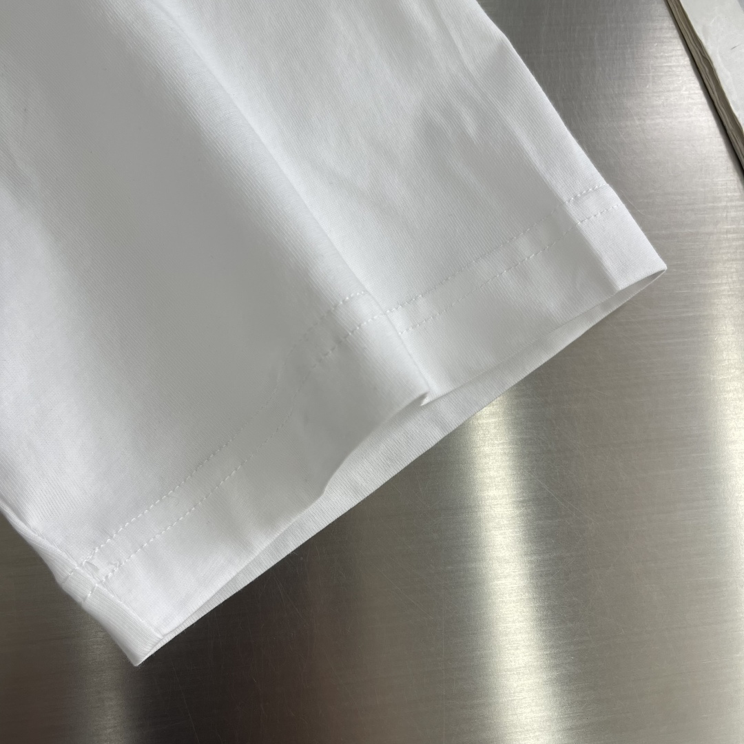 -驴牌 26ss新款棉质 T 白色工艺赋予当季系列水洗复古格调，刺绣标识含蓄点缀胸前，Marque L.