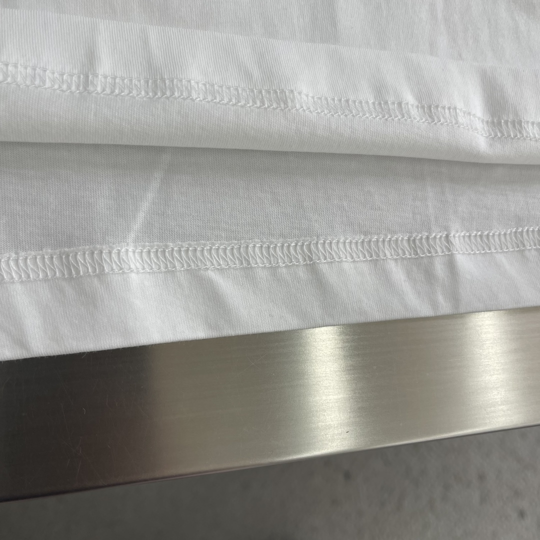 -驴牌 26ss新款棉质 T 白色工艺赋予当季系列水洗复古格调，刺绣标识含蓄点缀胸前，Marque L.