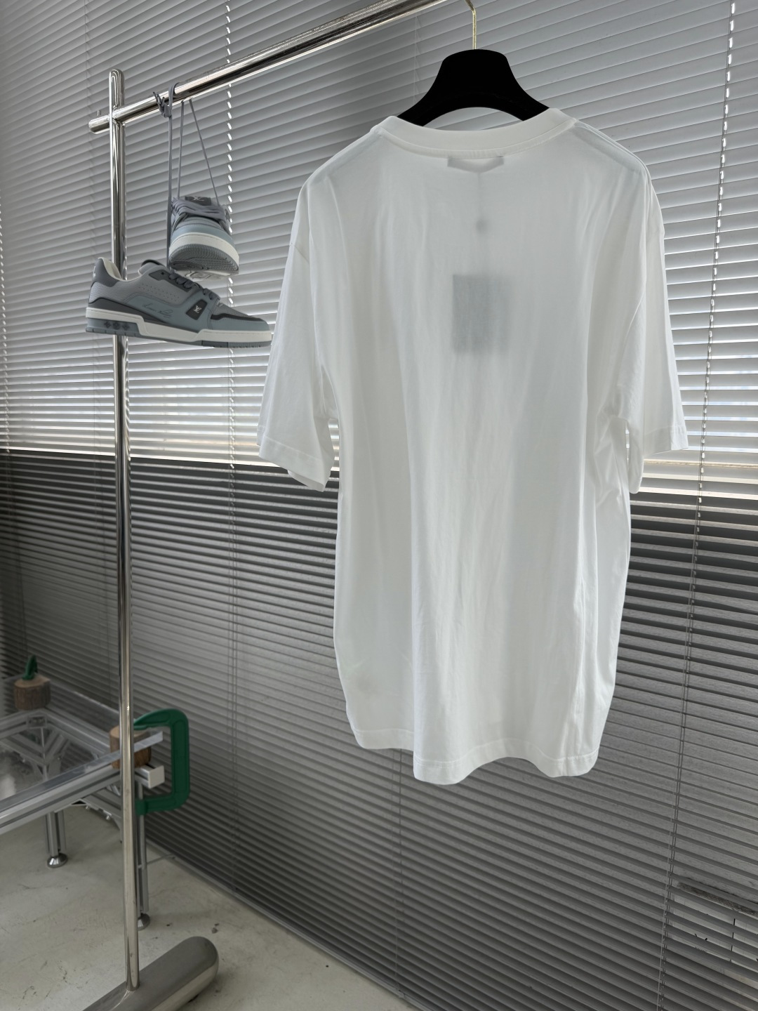 -驴牌 26ss新款棉质 T 白色工艺赋予当季系列水洗复古格调，刺绣标识含蓄点缀胸前，Marque L.