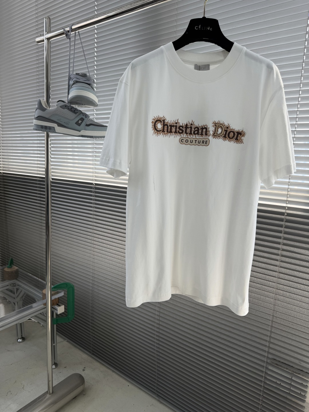 NO:917344,/1 piece 1/2 piece (all sizes) -Dio 2026 spring and summer new debut counter latest short-sleeved round neck T-shirt, high-end custom design, avant-garde and fashionable!  The brand logo is designed with heavy craftsmanship. High-end customized cotton fabric. Soft to the touch. Comfortable to wear. Exquisite stitching at the counter level. Fine workmanship. The upper body effect is incomparably handsome!  Size M-3XL,,dior,T-shirt,tees,t-shirt,19860909/1件 1/2件（齐码） -Dio 2026春夏新款首发专柜最新款短袖圆领T恤 高端订制 设计前卫时尚！品牌logo重工艺设计 高端定制棉面料.手感柔软.穿着舒适.专柜级别精致车线.做工精细.上身效果无敌帅气！ 码数M-3XL,,dior,T-shirt,tees，t-shirt,,Men's clothing