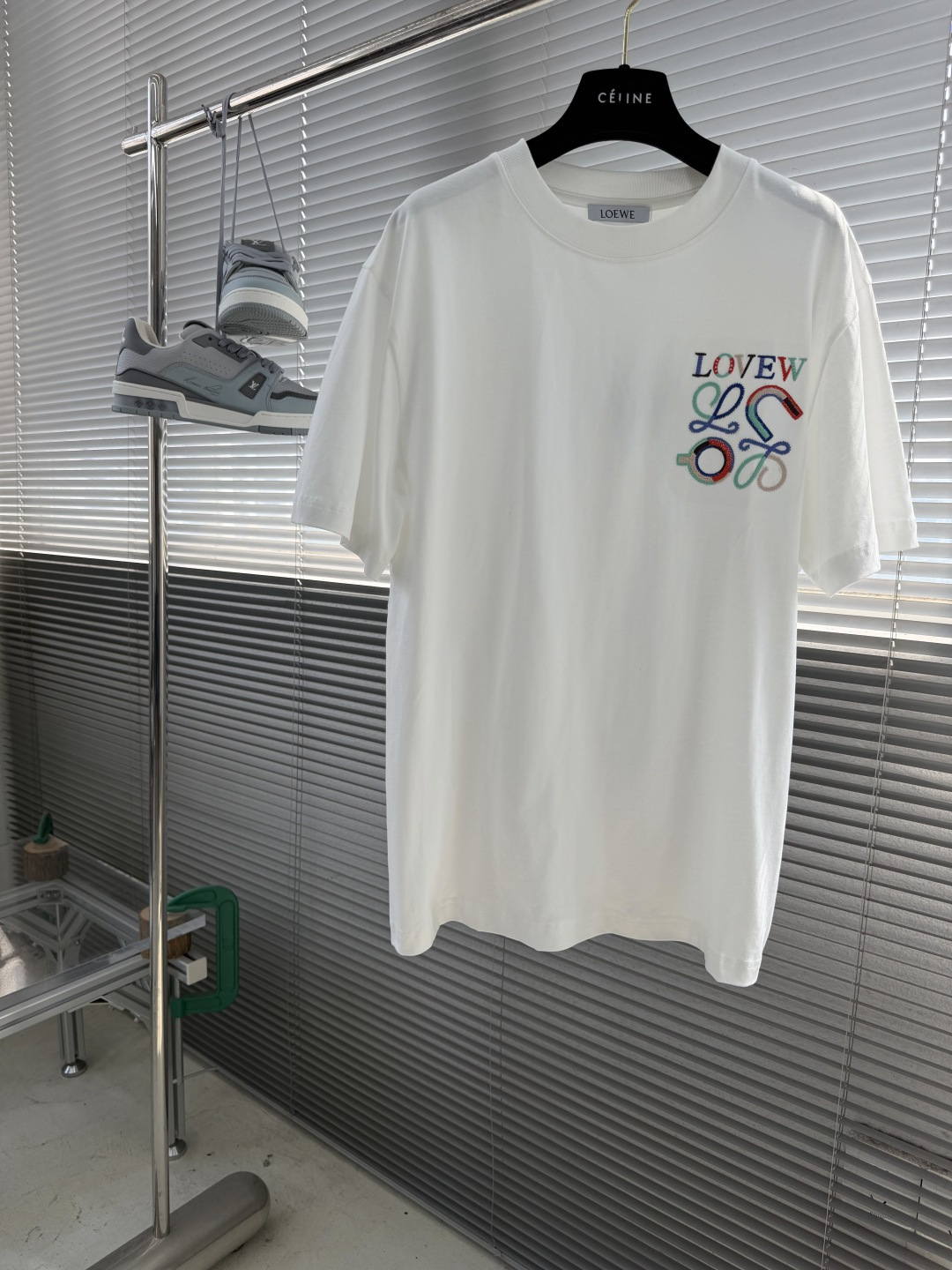 NO:917338,/1 piece 1/2 piece (all sizes) - LOEW 2026 spring and summer new debut counter latest short-sleeved round neck T-shirt, high-end custom design, avant-garde and fashionable!  The brand logo is designed with heavy craftsmanship. High-end customized cotton fabric. Soft to the touch. Comfortable to wear. Exquisite stitching at the counter level. Fine workmanship. The upper body effect is incomparably handsome!  Size M-3XL,,loewe,T-shirt,tees,t-shirt,19860909/1件 1/2件（齐码） -LOEW 2026春夏新款首发专柜最新款短袖圆领T恤 高端订制 设计前卫时尚！品牌logo重工艺设计 高端定制棉面料.手感柔软.穿着舒适.专柜级别精致车线.做工精细.上身效果无敌帅气！ 码数M-3XL,,loewe,T-shirt,tees，t-shirt,,Men's clothing