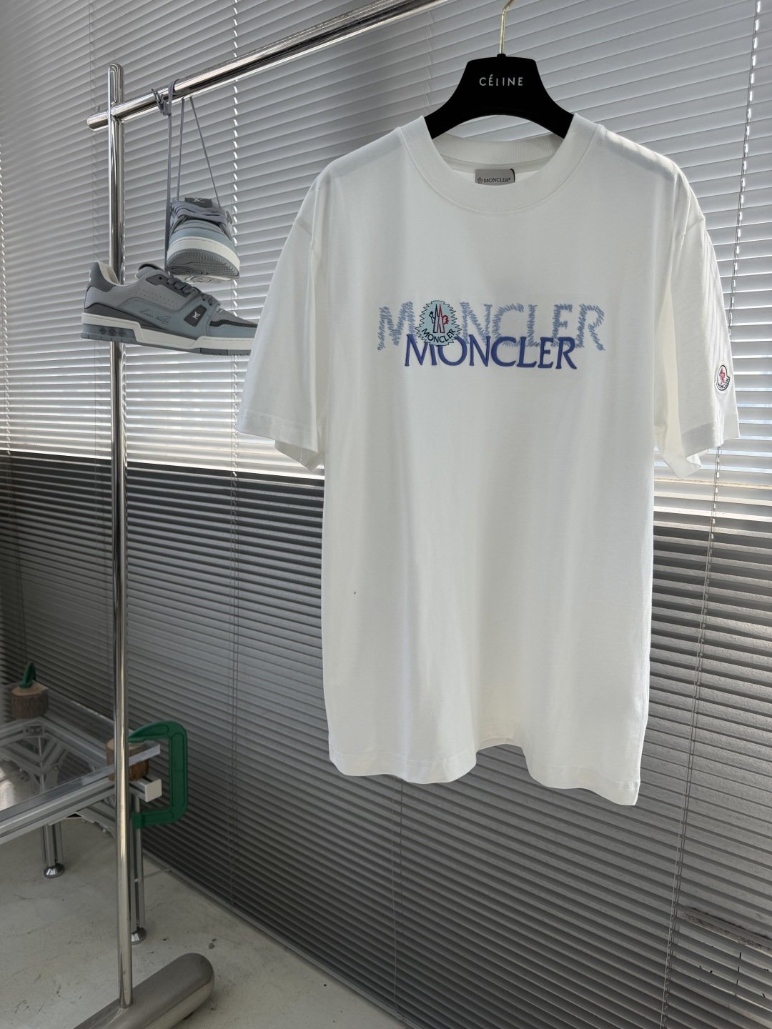 NO:917335,/1 piece 1/2 piece (all sizes) -mon 2026 spring and summer new style debut counter latest short-sleeved round neck T-shirt, high-end customization, avant-garde and fashionable design!  The brand logo is designed with heavy craftsmanship. High-end customized cotton fabric. Soft to the touch. Comfortable to wear. Exquisite stitching at the counter level. Fine workmanship. The upper body effect is incomparably handsome!  Size M-3XL,,T-shirt,tees,t-shirt,19860909/1件 1/2件（齐码） -mon 2026春夏新款首发专柜最新款短袖圆领T恤 高端订制 设计前卫时尚！品牌logo重工艺设计 高端定制棉面料.手感柔软.穿着舒适.专柜级别精致车线.做工精细.上身效果无敌帅气！ 码数M-3XL,,T-shirt,tees，t-shirt,,Men's clothing