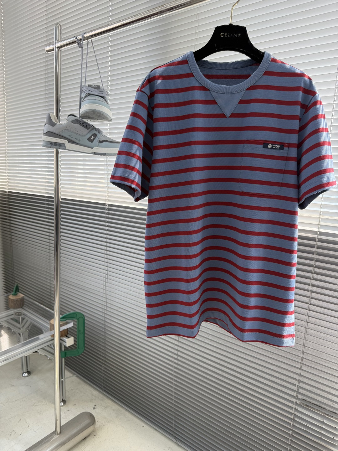 NO:917105,/1 piece 1/2 pieces (all sizes) -PRAD 2026 spring and summer new style. The material is exquisite and the overall design is quite fashionable. A versatile classic striped round neck short-sleeved T-shirt with logo embellishment on the chest pocket. Detail processing. It looks like a simple T-shirt. Every detail reflects the spirit of craftsmanship. The fabric is slightly elastic. The fabric is made of high-gram weight and high-count long-staple cotton. The upper body is soft and breathable, and has a good gloss. It is high-end and textured. The fabric has a high count.  The clothes are guaranteed to have a crisp feel. Highly recommended. They are comfortable, breathable, slim and non-restrictive, and are very delicate. Good fabrics can make the basic short-sleeved T-shirt not monotonous and add a sense of fashion to your outfit. This can not only be worn as a base layer, but also worn alone without looking monotonous. Sizes M-5XL, prada, T-shirt, tees, t-shirt,19860909/1件 1/2件（齐码） -PRAD 2026春夏新款 材质讲究的同时 整体的设计颇具时尚感 一个百搭经典条纹圆领短袖T恤胸口口袋logo标志点缀设计 细节处理 看似简单T恤 细节上处处都体现工匠精神 面料有着微微的弹力 面料采用高克重高支长绒棉材质 上身柔软透气 又有很好的光泽感 高档而显质感 面料的支数高 保证的衣服挺括感 强烈推荐 舒适透气显 瘦的同时又无束缚感,非常精致.好面料才能让基础款的短袖T恤不在单调, 穿搭上多一份时尚,这款不仅可以内搭打底,单穿亦不会显得单调, 尺码M-5XL,,prada,T-shirt,tees，t-shirt,,Men's clothing