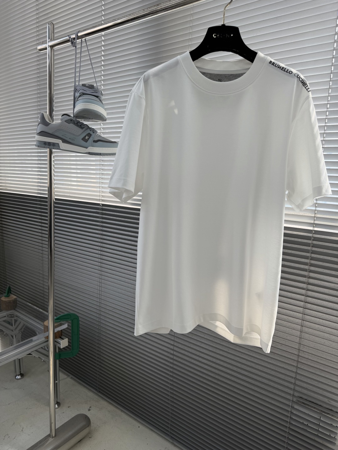 NO:917109,/1 piece 1/2 pieces (all sizes) - BC Men's Light Luxury Series 2026 Spring and Summer New Style Old Money New Rich As the first choice of the new rich, BC's material is exquisite and the overall design is quite fashionable. Versatile classic round neck short-sleeved T-shirt. The design is embellished with shoulder lettering to make the overall match more layered. The details of the turtle back on the back + the exquisite logo embroidered badge decoration seem to be a simple T-shirt, but the craftsmanship spirit is reflected in every detail.  The fabric has slight elasticity. The fabric is made of high-count cotton. The upper body is silky, breathable and has a good luster. It is high-end and textured. The fabric has a high count and ensures the crispness of the clothes. Highly recommended for spring and summer. Size: M-5XL, Chanel, T-shirt, tees, t-shirt,19860909/1件 1/2件（齐码） -BC 男装轻奢系列 2026春夏新款 老钱新贵 作为新贵的首选 BC家材质讲究的同时 整体的设计颇具时尚感 百搭经典款圆领短袖T恤 设计上采用肩部字母装点缀 让整体搭配 更能搭配出层次感 后背龟背细节处理+精致logo刺绣徽章装饰 看似简单T恤 细节上处处都体现工匠精神 面料有着微微的弹力 面料采用高支棉材质 上身丝滑 透气 又有很好的光泽感 高档而显质感 面料的支数高 保证的衣服挺括感 春夏强烈推荐  码数:M-5XL,,chanel,T-shirt,tees，t-shirt,,Men's clothing