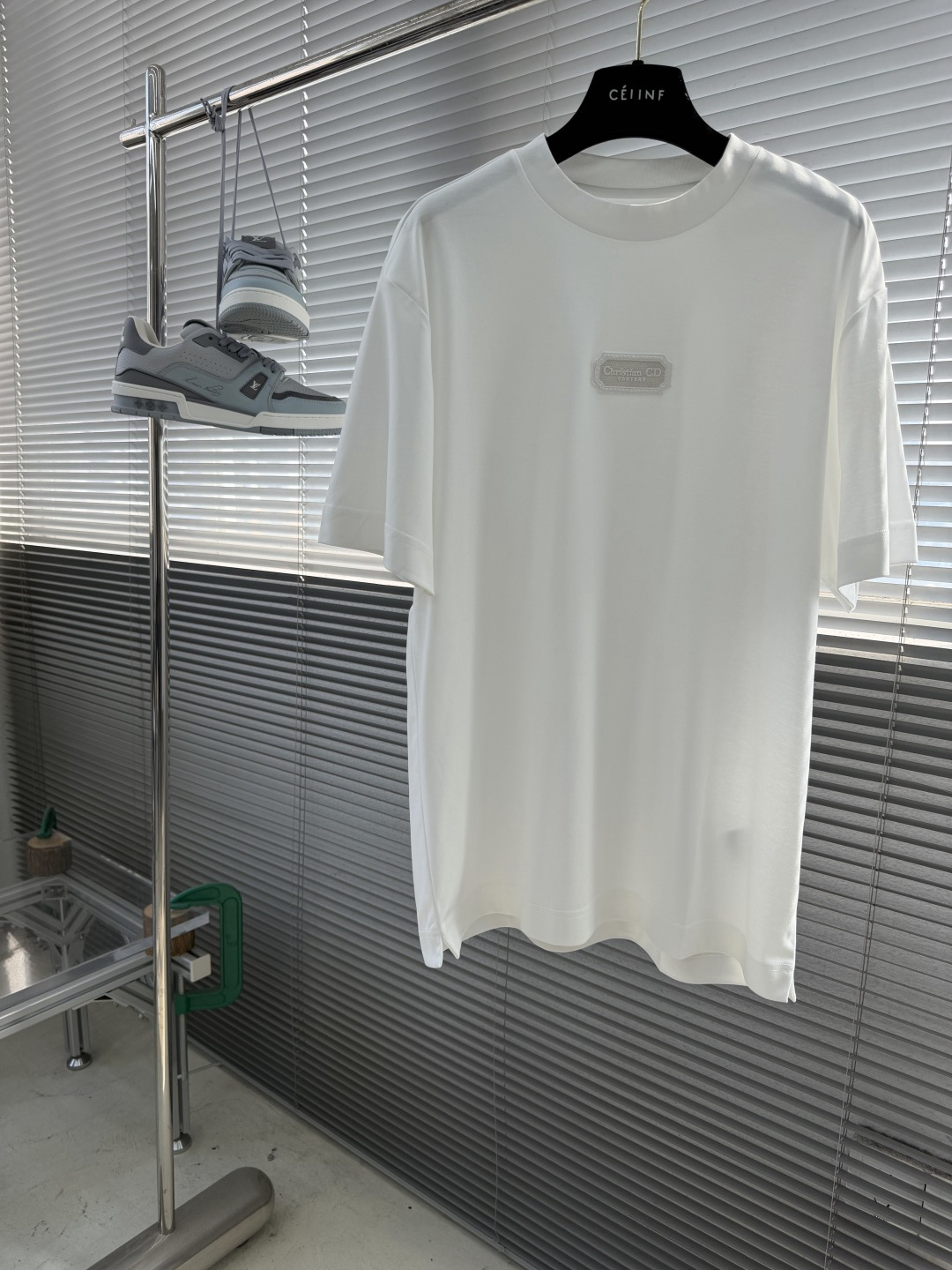 NO:917111,/1 piece 1/2 pieces (all sizes) -Dio 2026 spring and summer classic badge logo men's round neck T-shirt, using 3D three-dimensional embroidery technology. It is extremely exquisite and elegant. The upper body is low-key, connotative and tasteful, and it is super versatile. Wear it alone or wear it with various shirts and jackets, you can easily create a high-end and elegant male charm!  The slightly loose basic version meets the simple needs of commuters for dressing. It has a good upper body effect and makes you look slimmer. Even a simple T-shirt can be worn with good taste. The top-grade high-count pure cotton fabric provided by Pure Customer is delicate, soft and elastic, comfortable to wear, breathable and cool, and it will not deform after being worn for a long time!  Size M-5XL,,dior,jackets & coats,shirts,tees,t-shirt,19860909/1件 1/2件（齐码） -Dio 2026春夏经典徽章标志男士圆领T恤衫,采用3D立体刺绣工艺 极为精致考究,上身低调有内涵有品位,且超级百搭,单穿或者外搭各式衬衫夹克,都能轻松打造出高级优雅的男神魅力！稍带宽松的基础版型,满足通勤人们对于着装的简约需求,上身效果很好,显瘦,看是简单的T恤也能穿出好品味.纯客供顶级高支纯棉面料 质感细腻柔软,有弹性,穿着舒适透气凉爽,且久穿久洗不会变形！ 尺码M-5XL,,dior,jackets & coats,shirts,tees，t-shirt,,Men's clothing
