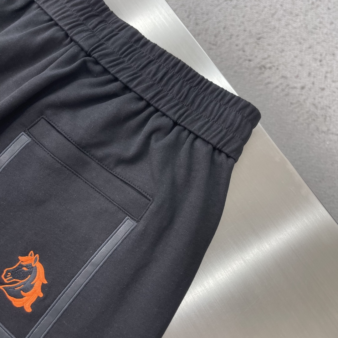 -Herme     2026年夏季新款 绣花logo短裤夏天的快乐，是一条舒服的短裤给的。简约H标点缀