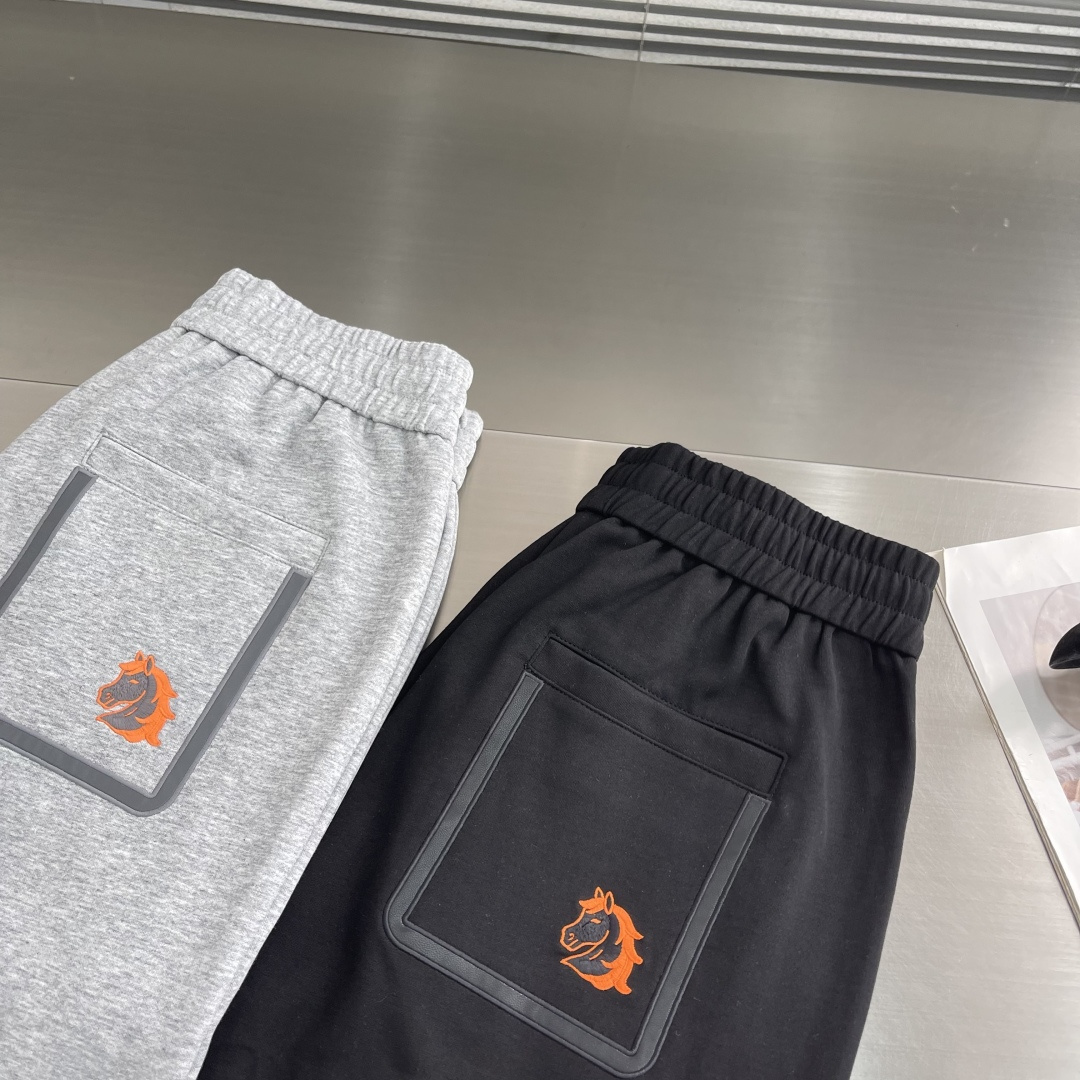 -Herme     2026年夏季新款 绣花logo短裤夏天的快乐，是一条舒服的短裤给的。简约H标点缀