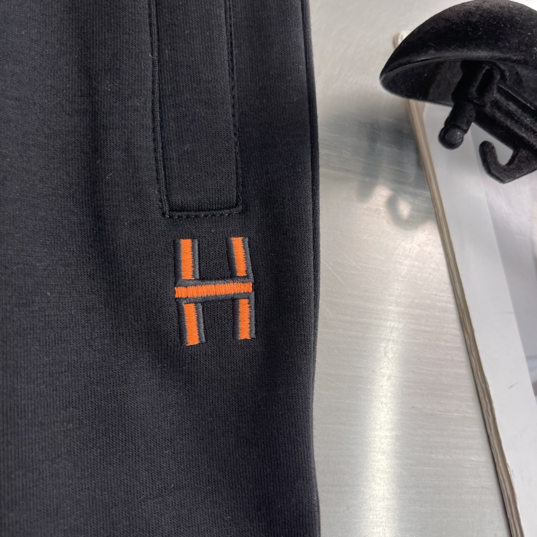 -Herme     2026年夏季新款 绣花logo短裤夏天的快乐，是一条舒服的短裤给的。简约H标点缀