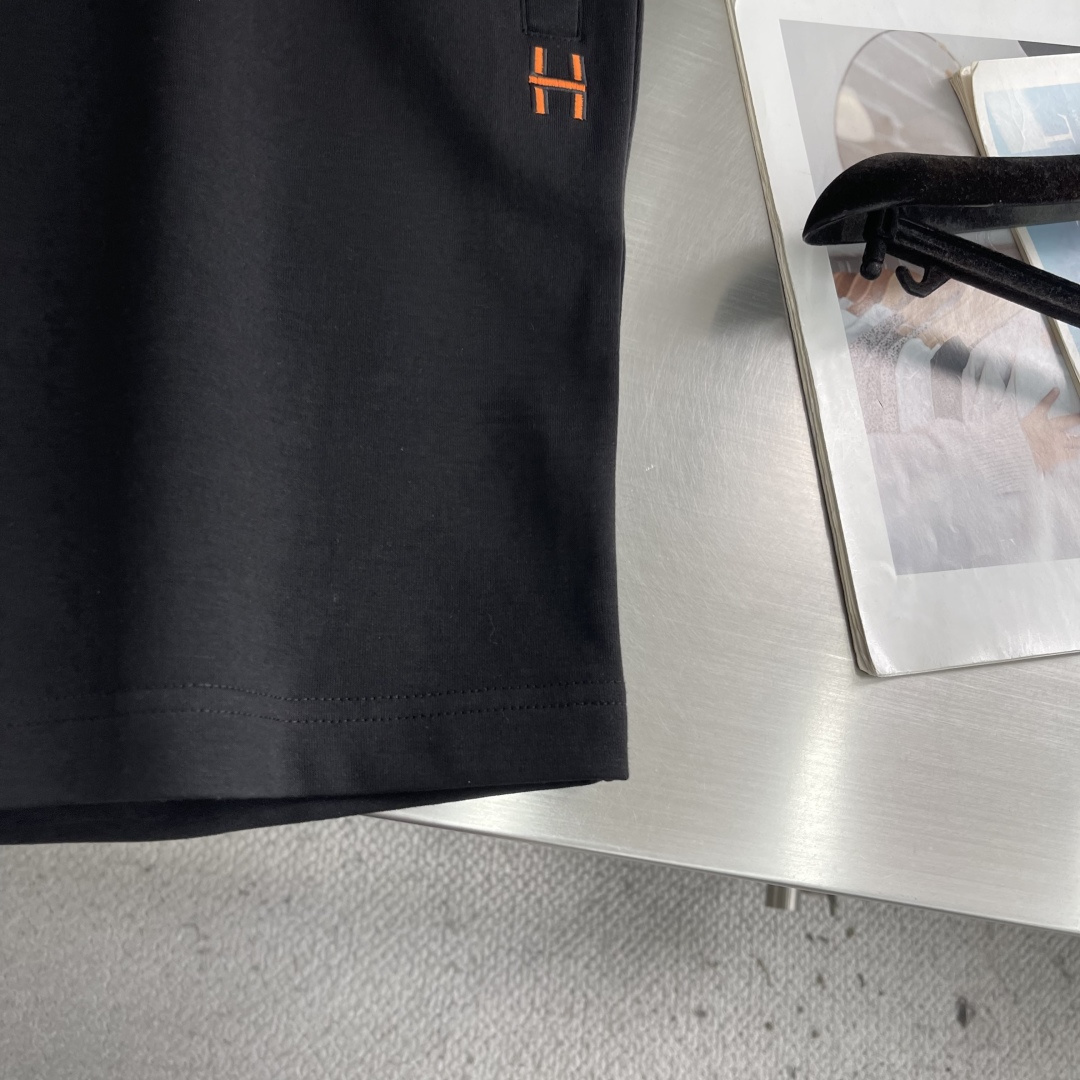 -Herme     2026年夏季新款 绣花logo短裤夏天的快乐，是一条舒服的短裤给的。简约H标点缀