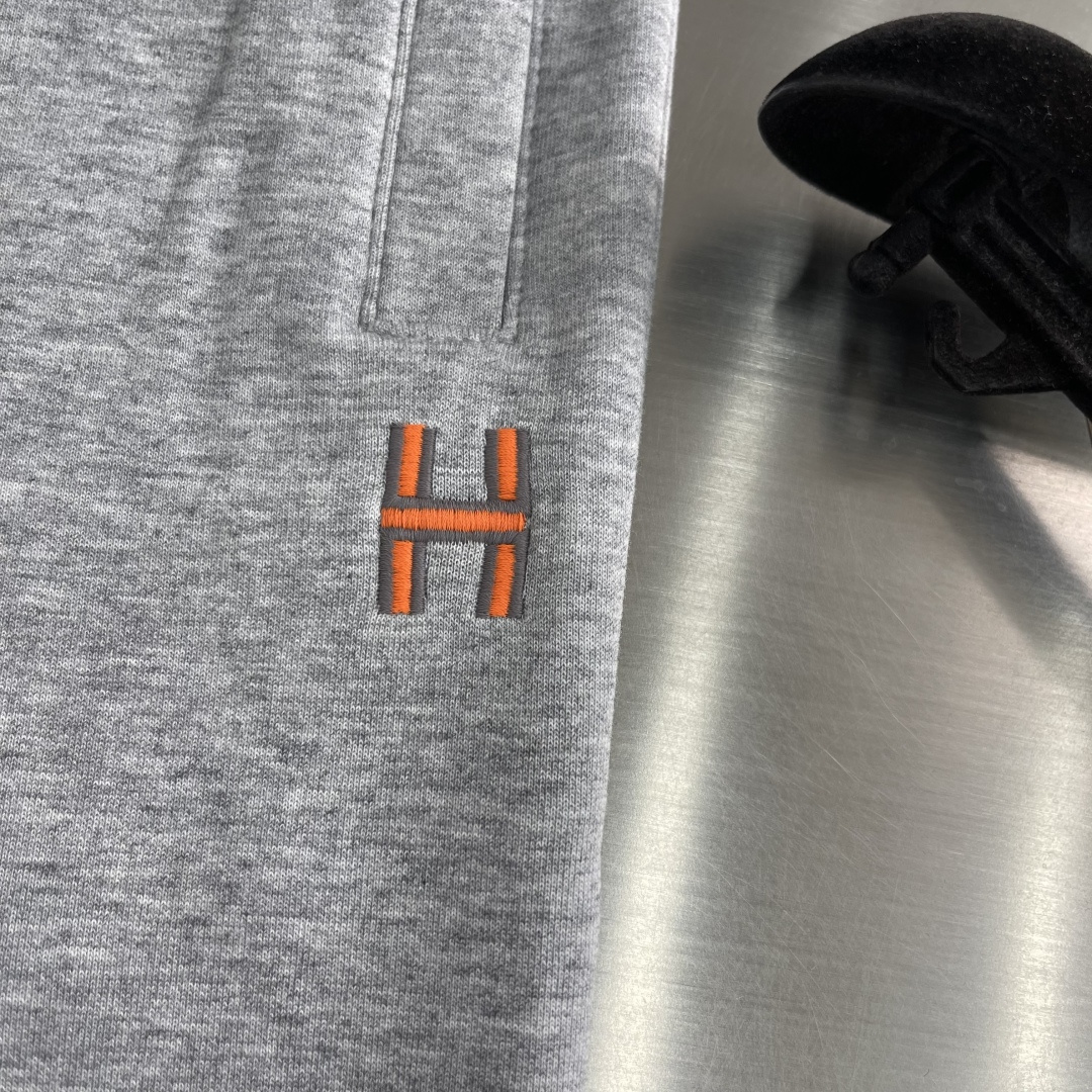 -Herme     2026年夏季新款 绣花logo短裤夏天的快乐，是一条舒服的短裤给的。简约H标点缀