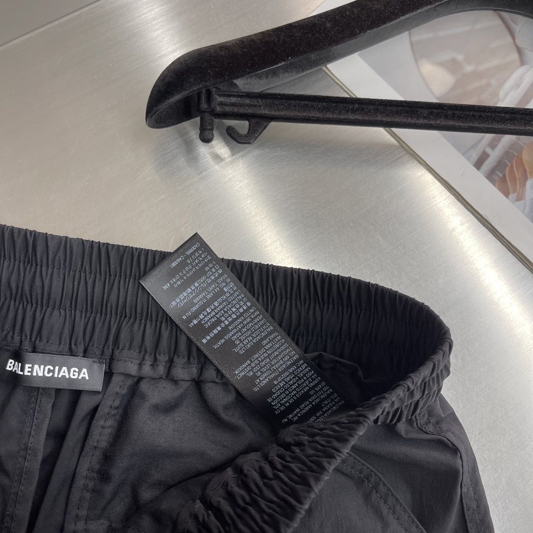 -Balenciag    新款工装裤，采用高定优质面料，宽松直筒版型，腰部松紧抽绳设计，反光logo设