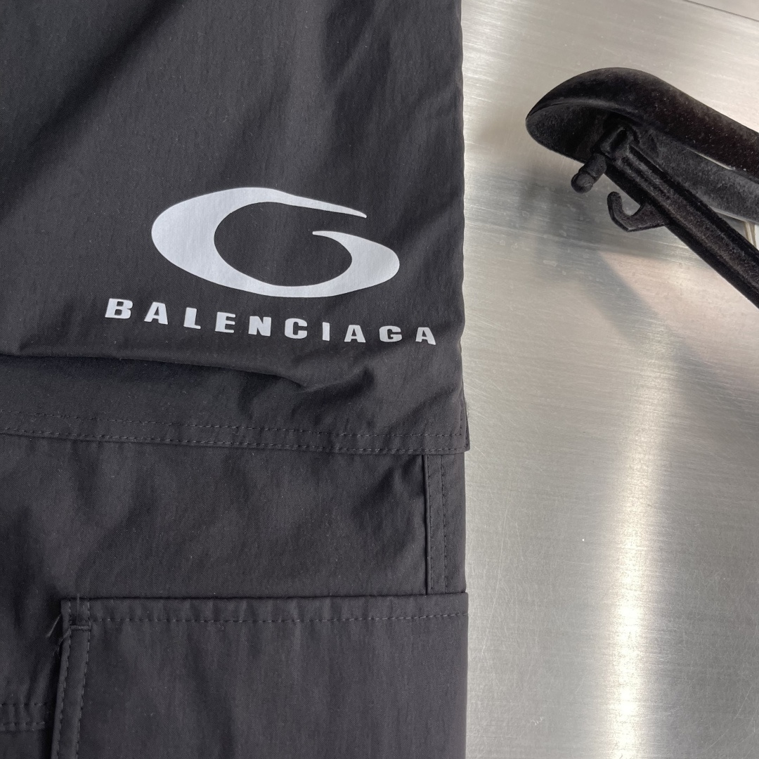 -Balenciag    新款工装裤，采用高定优质面料，宽松直筒版型，腰部松紧抽绳设计，反光logo设