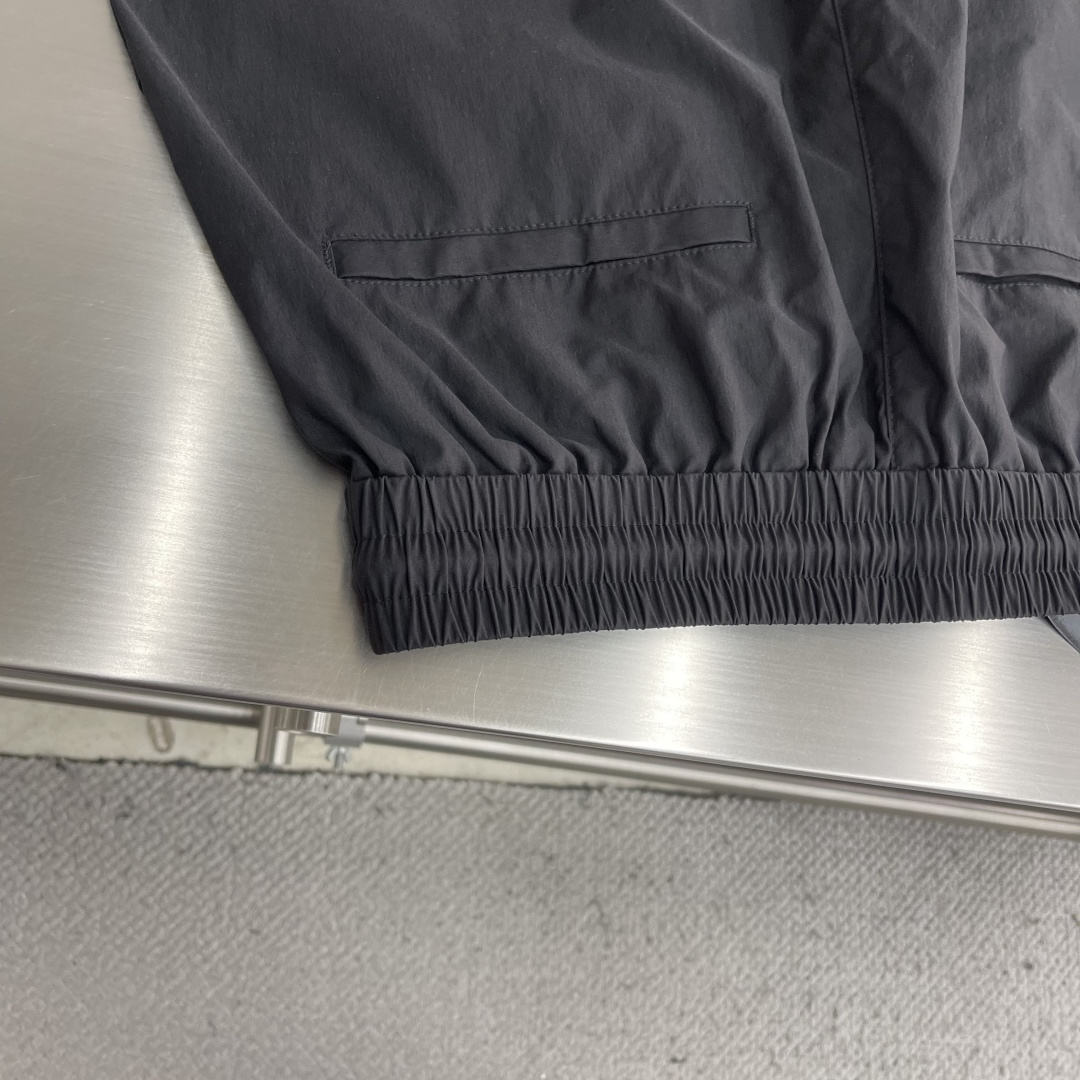-Balenciag    新款工装裤，采用高定优质面料，宽松直筒版型，腰部松紧抽绳设计，反光logo设