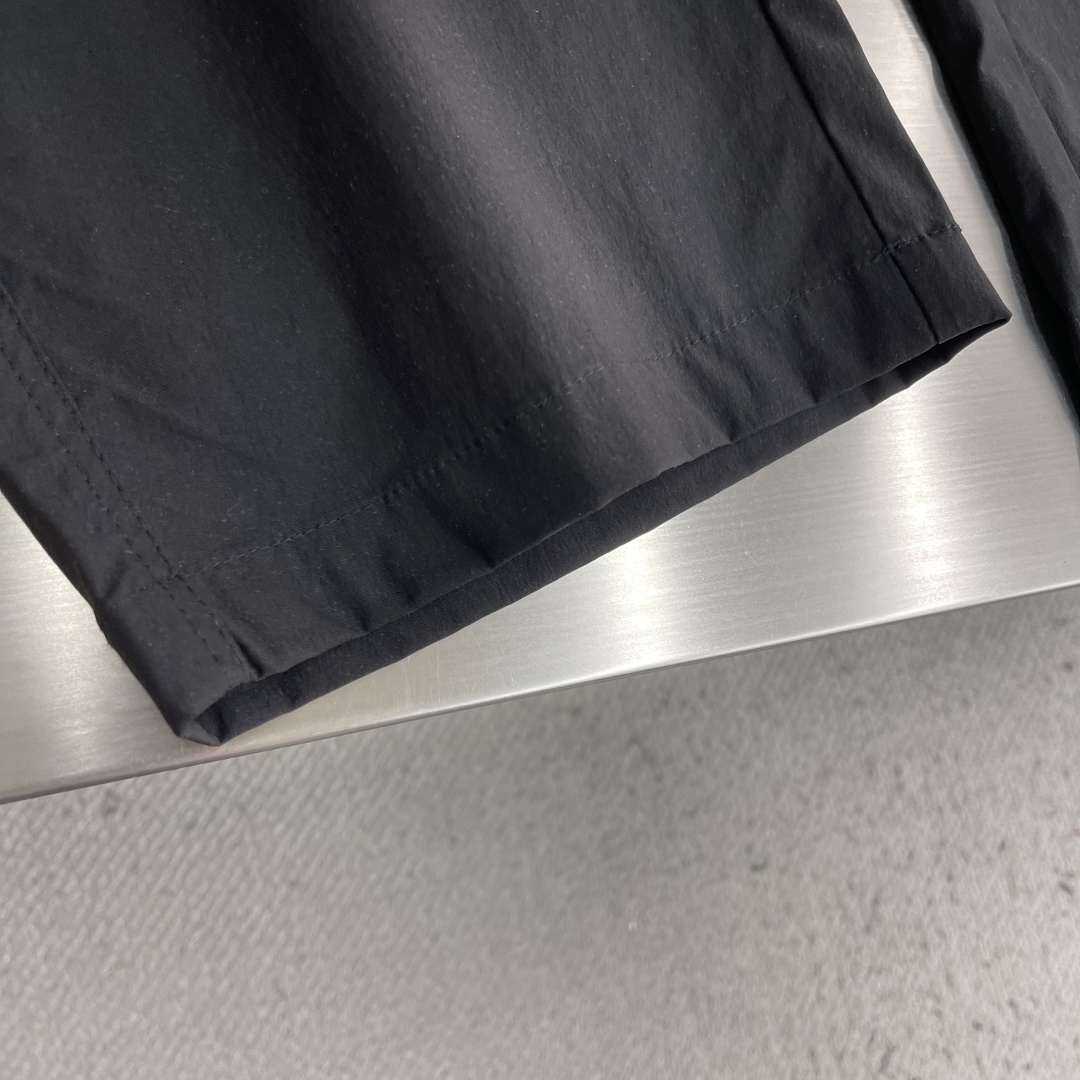 -Balenciag    新款工装裤，采用高定优质面料，宽松直筒版型，腰部松紧抽绳设计，反光logo设