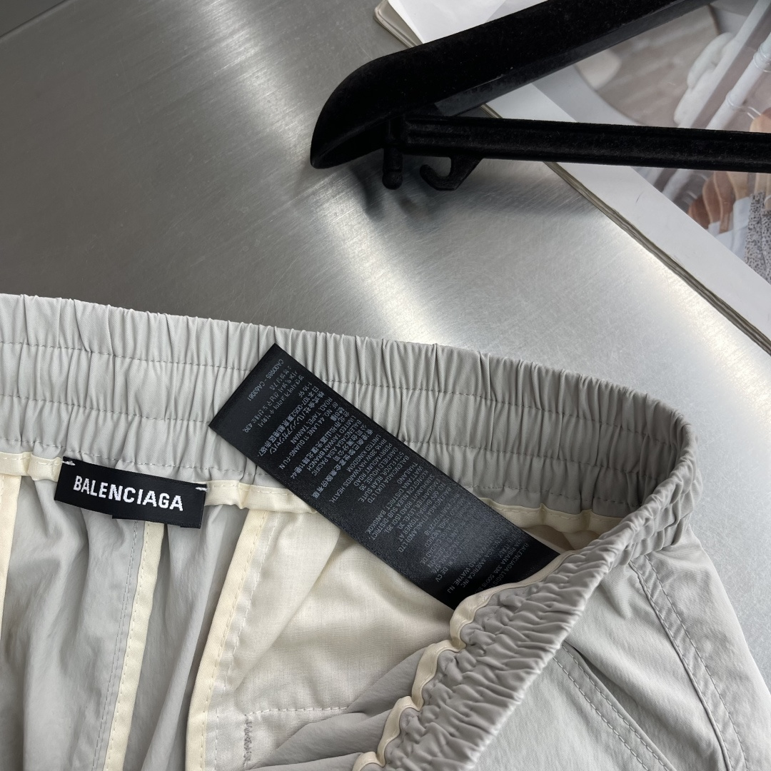 -Balenciag    新款工装裤，采用高定优质面料，宽松直筒版型，腰部松紧抽绳设计，反光logo设
