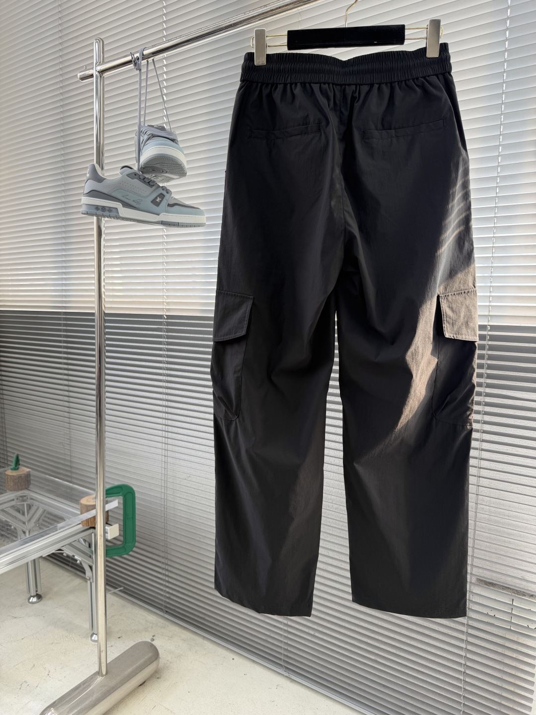 -Balenciag    新款工装裤，采用高定优质面料，宽松直筒版型，腰部松紧抽绳设计，反光logo设