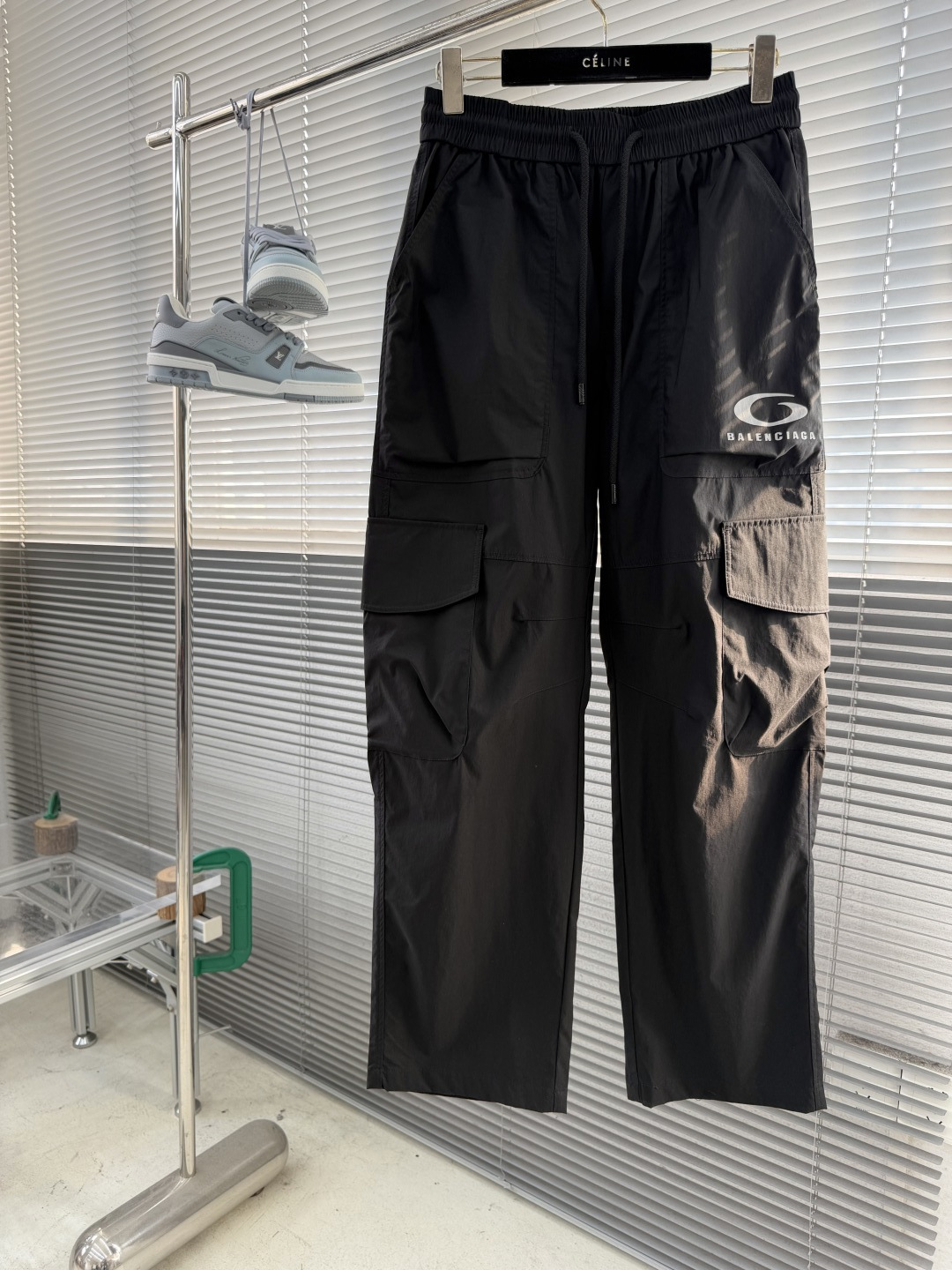-Balenciag    新款工装裤，采用高定优质面料，宽松直筒版型，腰部松紧抽绳设计，反光logo设