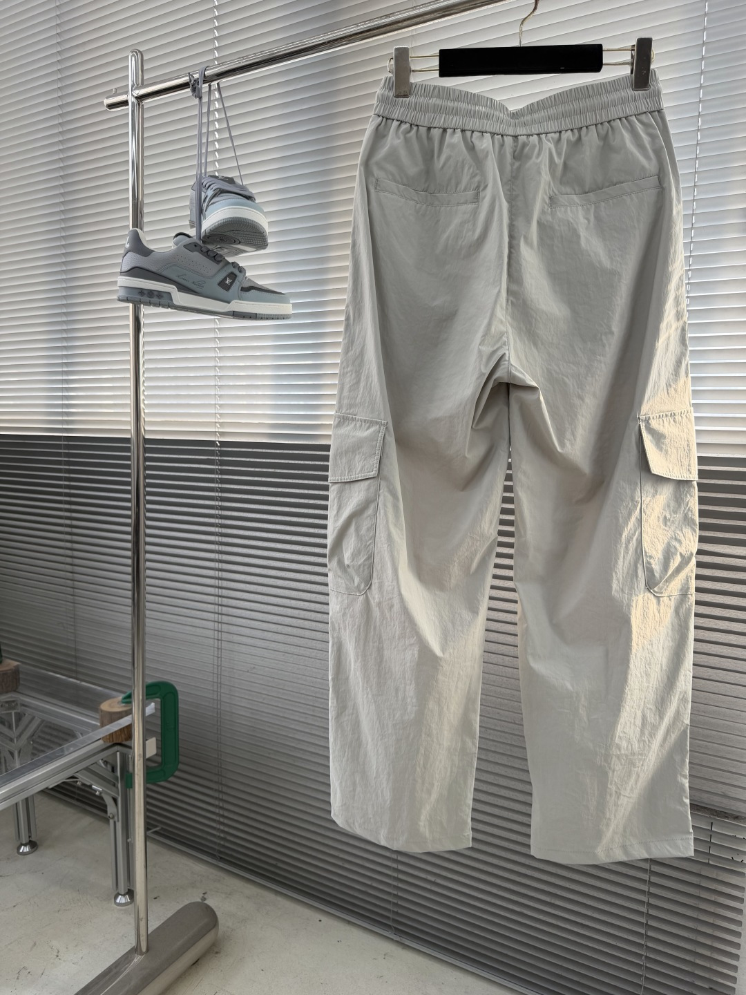 -Balenciag    新款工装裤，采用高定优质面料，宽松直筒版型，腰部松紧抽绳设计，反光logo设