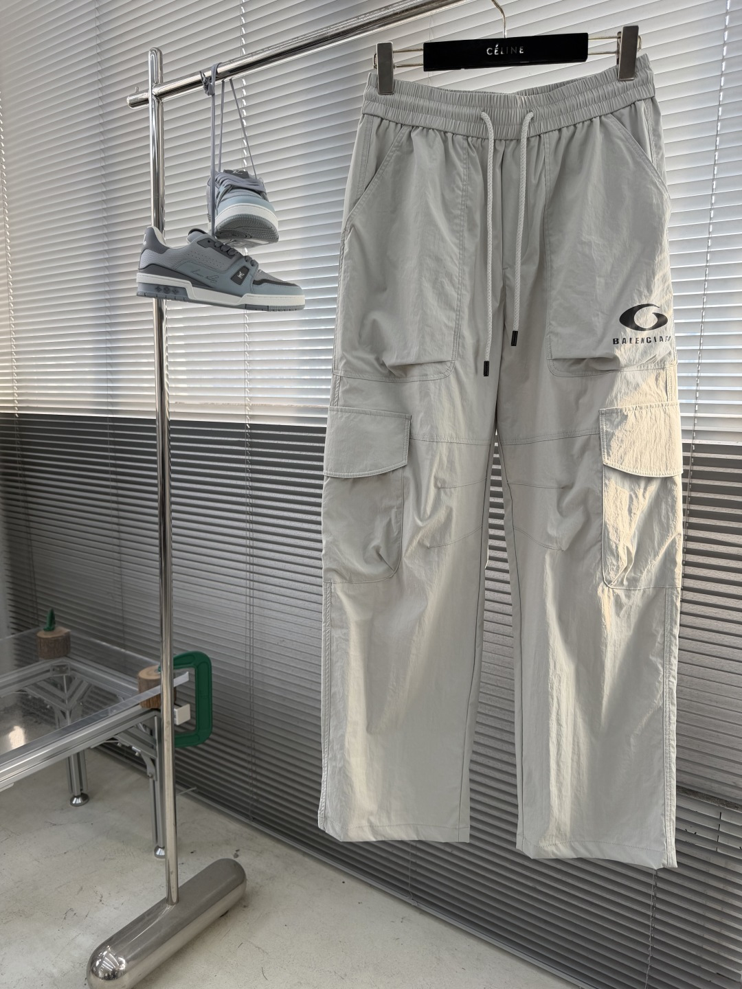 -Balenciag    新款工装裤，采用高定优质面料，宽松直筒版型，腰部松紧抽绳设计，反光logo设