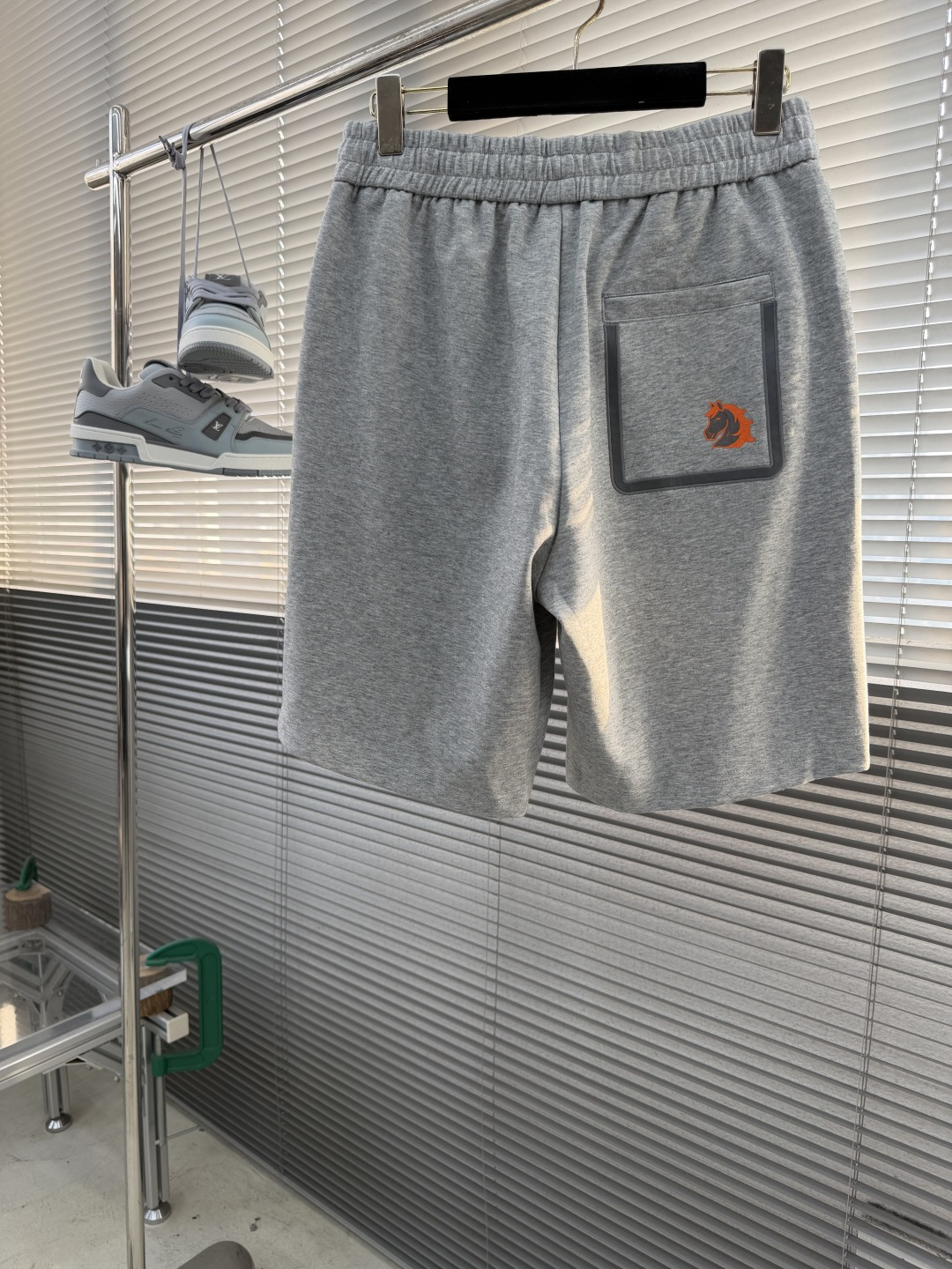 -Herme     2026年夏季新款 绣花logo短裤夏天的快乐，是一条舒服的短裤给的。简约H标点缀