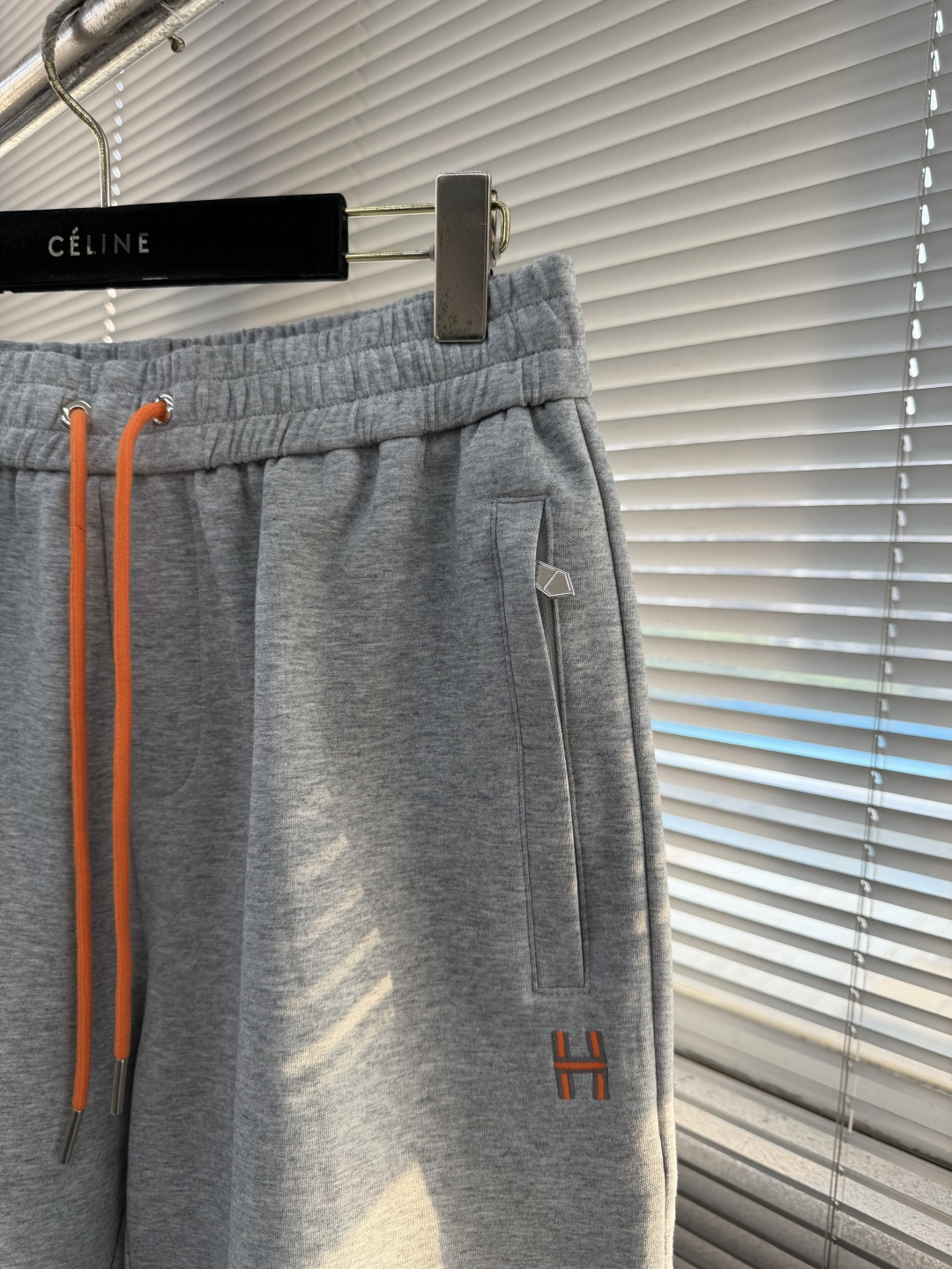 -Herme     2026年夏季新款 绣花logo短裤夏天的快乐，是一条舒服的短裤给的。简约H标点缀