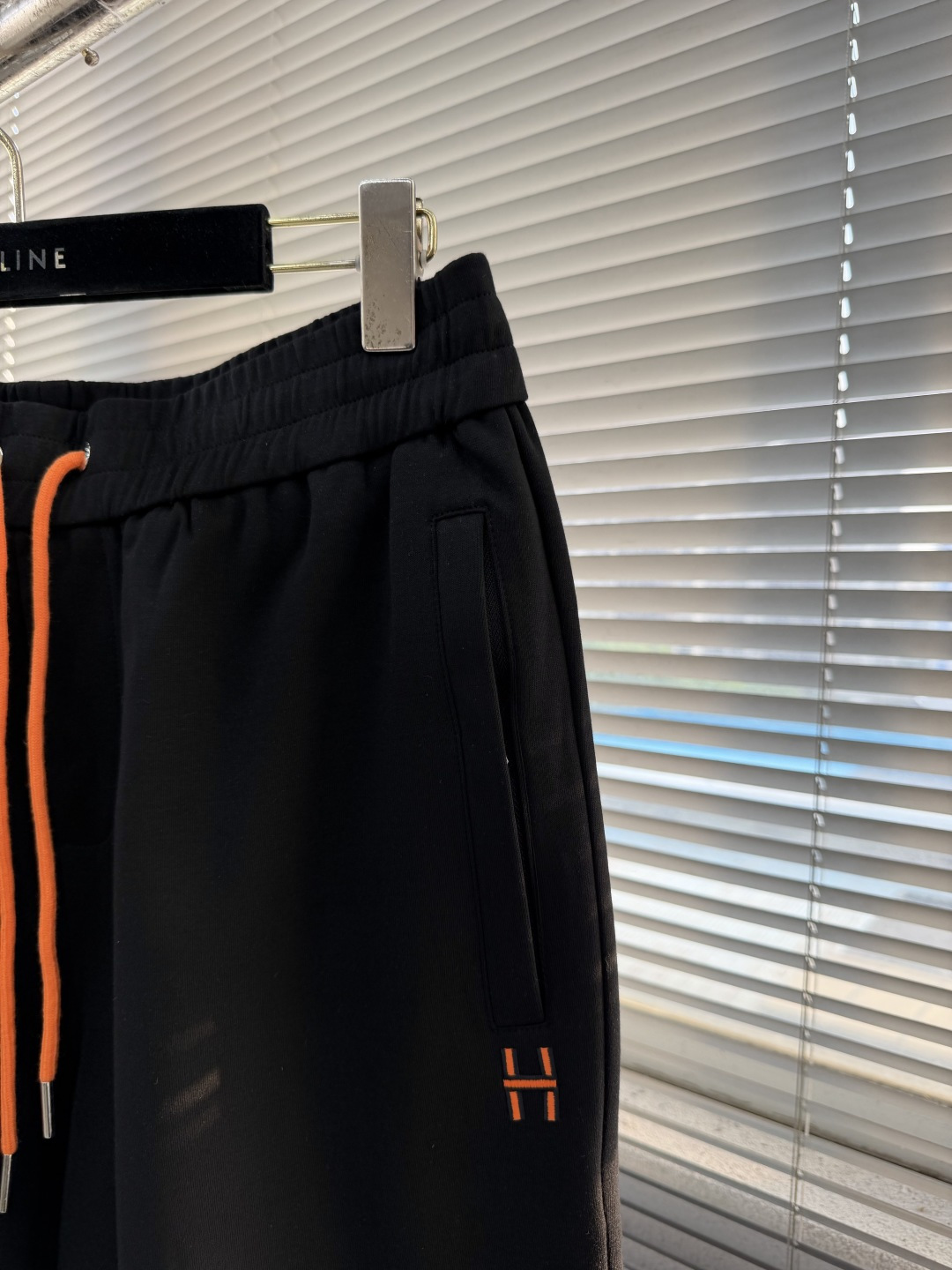-Herme     2026年夏季新款 绣花logo短裤夏天的快乐，是一条舒服的短裤给的。简约H标点缀