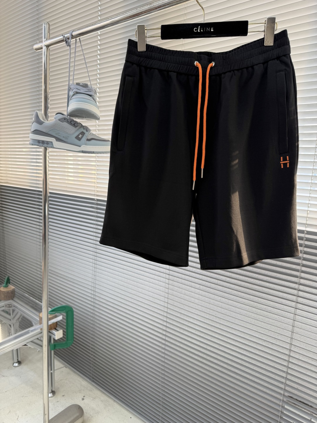 -Herme     2026年夏季新款 绣花logo短裤夏天的快乐，是一条舒服的短裤给的。简约H标点缀