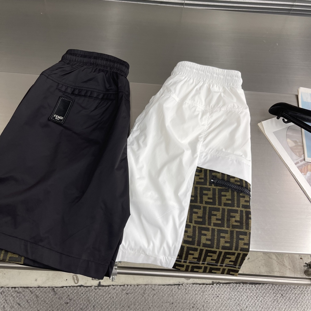 -FEND     26年夏季新款休闲短裤精选高支双面针织面料，经特殊工艺处理，实现亲肤与挺括的双重平衡