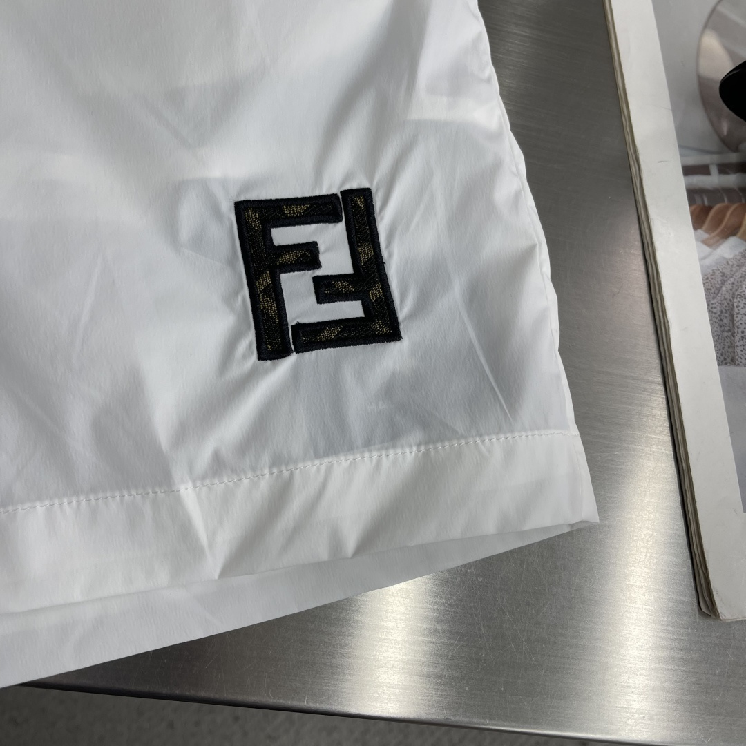 -FEND     26年夏季新款休闲短裤精选高支双面针织面料，经特殊工艺处理，实现亲肤与挺括的双重平衡