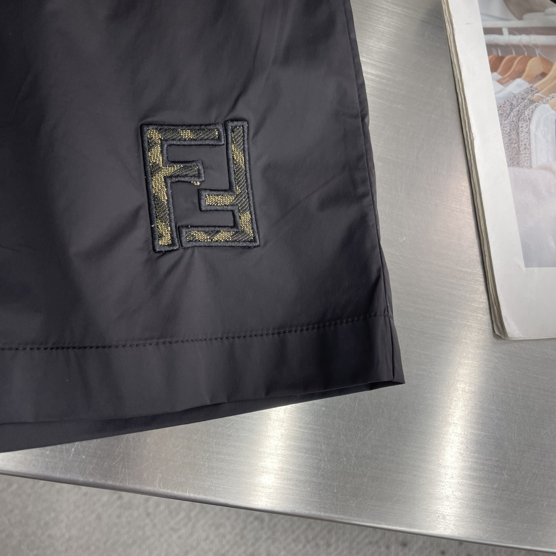 -FEND     26年夏季新款休闲短裤精选高支双面针织面料，经特殊工艺处理，实现亲肤与挺括的双重平衡