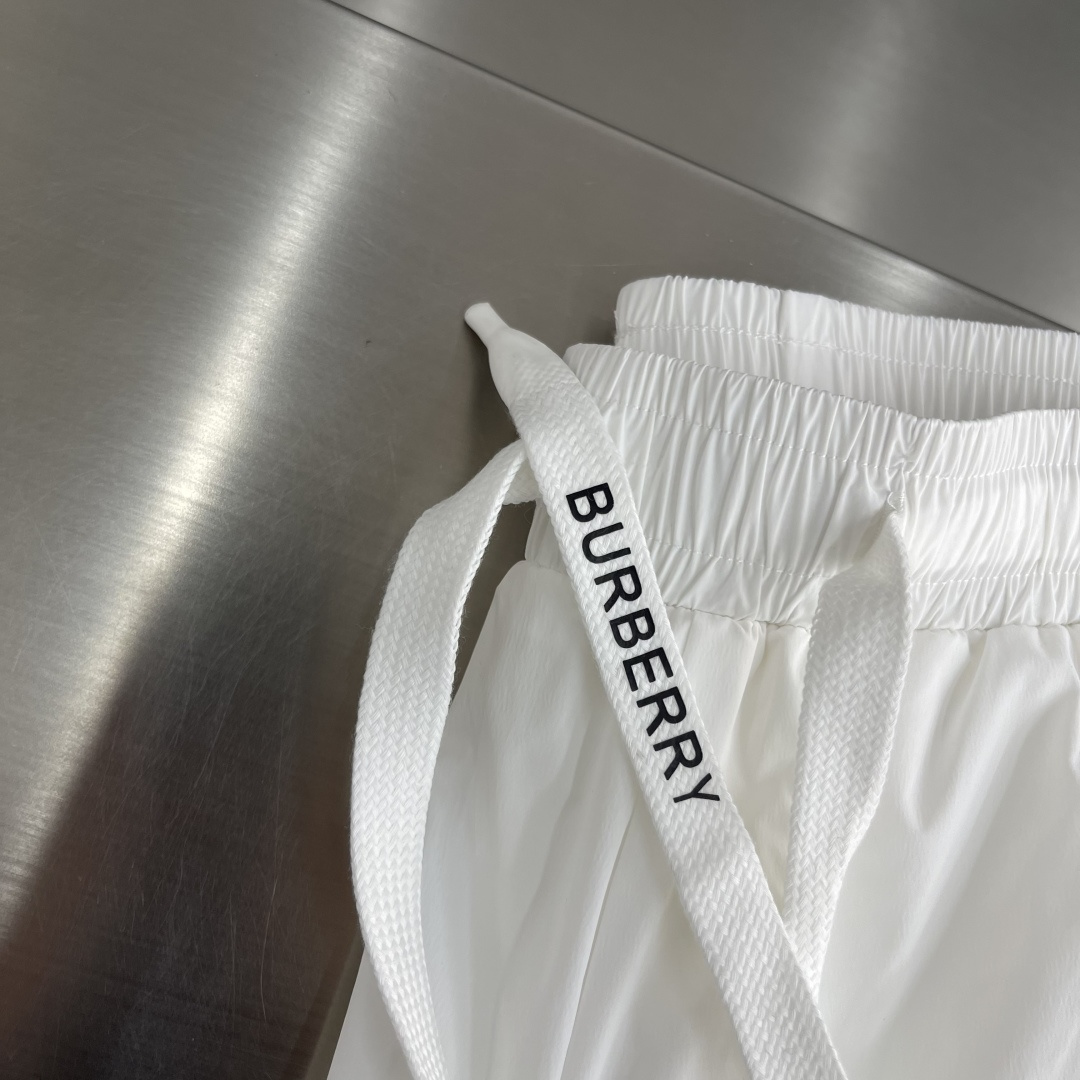 -BBR    26年新款男士休闲短裤专柜定制面料透气舒适度高，细节无可挑剔，搭配织带拼接提升整体视觉效