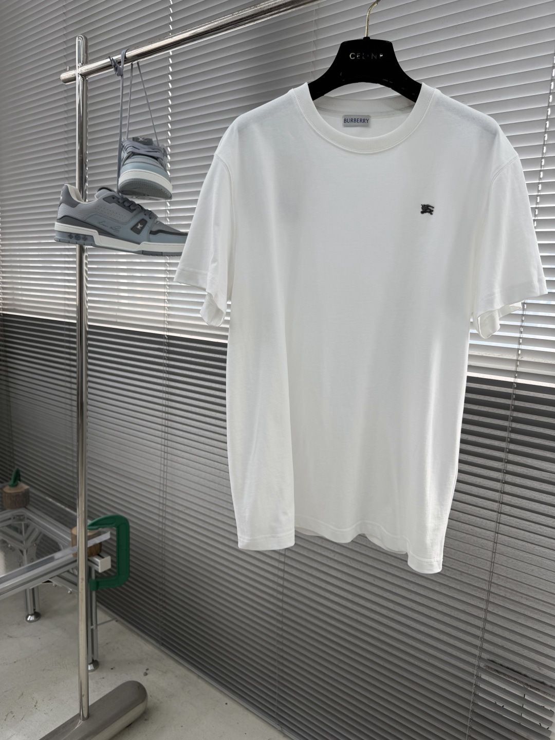 NO:904945,/1 piece 1/2 piece (all sizes) -BBR metal equestrian logo cotton short-sleeved T-shirt  We select 220GSM combed jersey cotton, with just the right thickness. The fabric surface is smooth and delicate, with soft and stiffness, and the upper body is neat and not soft; the natural cotton feels skin-friendly and breathable, moisture-wicking and non-sticky, making it refreshing and comfortable for daily wear. The structural texture is fine and even, with a clear knitted coil texture on the front. It also has moderate elasticity, no restrictions on movement, and is not easy to loose, deform, snag or wrinkle after repeated machine washing, taking into account both texture and durability.  The logo adopts an integrated die-casting process. The knight's posture and the horse's lines are all presented in three-dimensional relief form. The edges have been polished and trimmed many times without burrs or sharp edges, forming a finished product with clear outlines and distinct layers of details. You can feel the obvious concave and convex texture when you touch it, rather than the thin effect of flat printing.  In order to ensure that each logo accurately lands at the preset position, laser positioning technology is first used to mark the fixed position of each front panel. Then the rivets at the bottom of the logo are riveted to the negative film through equipment. A soft rubber gasket is installed on the back of the logo to prevent the metal logo from directly rubbing the fabric, causing snagging and wear, and extending the service life of the fabric. The rivets form a strong fixed point after penetrating the fabric. The tensile force test can reach more than 5kg, and it will not easily loosen and fall off after machine washing and rubbing. Size SMLXL Size Clothing length Bust Shoulder width  S68106 47 M 69.5 11048 L 7111449 XL 72.5 118,,T-shirt,tees,t-shirt,19860909/1件 1/2件（齐码） -BBR 金属马术徽标棉质短袖T恤 甄选220GSM精梳平纹针织棉,厚度恰到好处,布面光洁细腻,自带柔和挺括度,上身利落不软塌；天然棉感亲肤透气,吸湿排汗不黏腻,日常穿着清爽舒适.结构纹理细腻均匀,正面呈现清晰的针织线圈肌理,同时自带适中弹力的特性,活动无束缚,反复机洗也不易松垮变形、勾丝起皱,兼顾质感与耐用性. 徽标采用一体压铸成型工艺,骑士的姿态、马匹的线条都以立体浮雕形式呈现,边缘经过多次抛光修边,无毛刺、无尖锐棱角,形成轮廓清晰利落的成品,细节层次分明,触摸时能感受到明显的凹凸质感,而非平面印刷的单薄效果. 为确保每一枚徽标都精准落在预设位置,先采用激光定位技术在每一片前幅固定位子做标记.再通过设备将徽标底部的铆钉与底片铆合,徽标背面会加装软胶垫片,防止金属徽标直接摩擦面料导致勾丝、磨损,延长面料使用寿命,铆钉穿透面料后形成牢固的固定点,拉力测试可达5kg以上,机洗揉搓都不会轻易松动脱落. 码数SMLXL 尺码衣长胸围肩宽 S68106 47 M 69.5 11048 L 7111449 XL 72.5 118,,T-shirt,tees，t-shirt,,Men's clothing