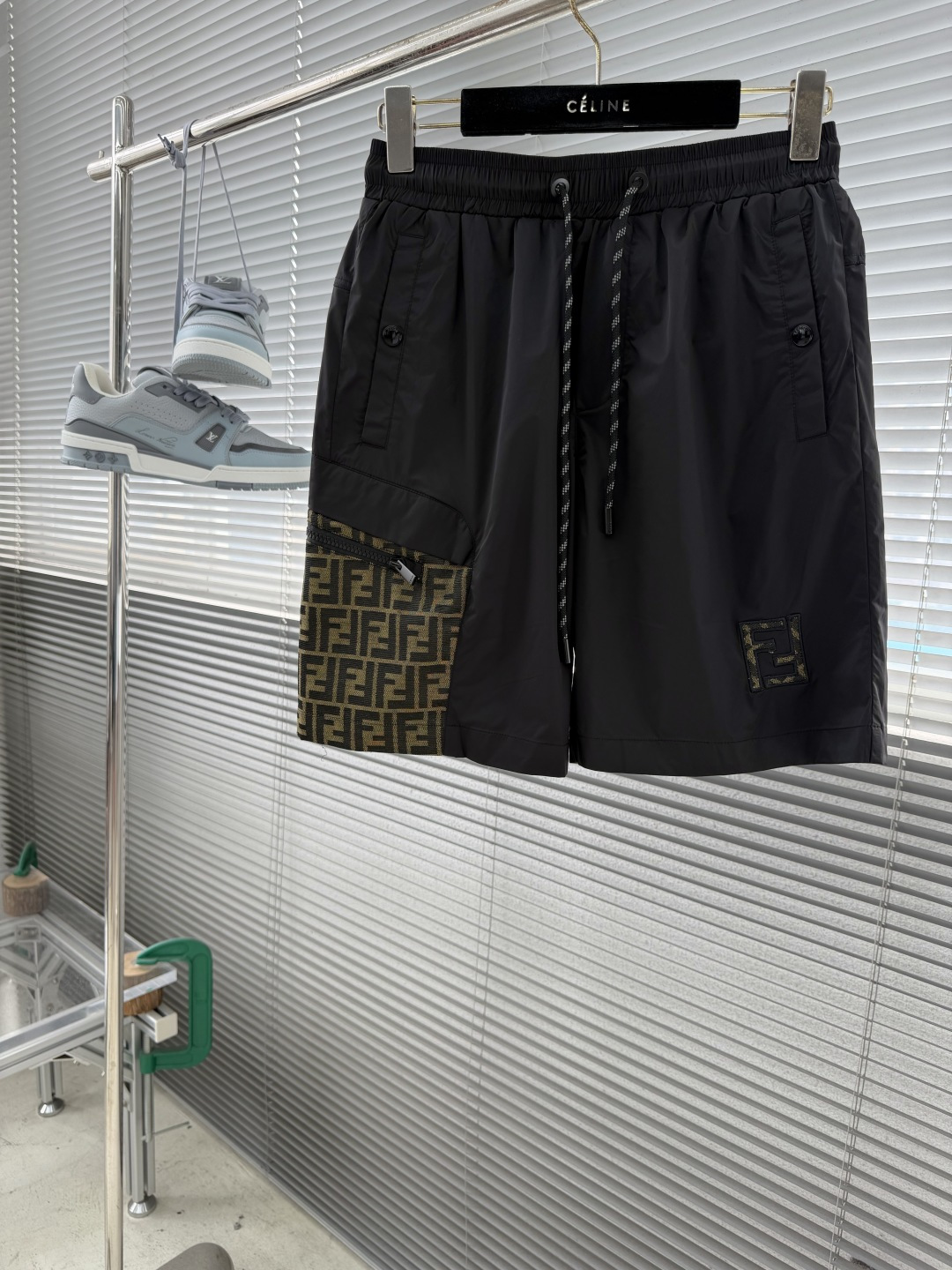 -FEND     26年夏季新款休闲短裤精选高支双面针织面料，经特殊工艺处理，实现亲肤与挺括的双重平衡