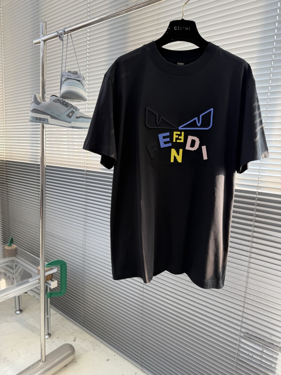 NO:917347,/1 piece 1/2 piece (all sizes) -FEND 2026 spring and summer new short-sleeved T-shirt!  ~It is both classic and fashionable, who doesn’t love it? It shows the classic again, it is very eye-catching, and it has a low-luxury aura and recognition!  The traditional brand concept and modern advanced technology are perfectly combined. Coupled with an extremely modern and simple design, exclusive logo pattern embroidery design!  Customized 100% imported pure cotton fabric!  The texture of this model is quite impressive. You can tell the specifications and grades at your fingertips. The level of finesse and breathability are top-notch!  Size M-3XL,,fendi,T-shirt,tees,t-shirt,19860909/1件 1/2件（齐码） -FEND 2026春夏新款短袖T恤！~既经典有时尚百搭,谁不爱啊,将经典再次展现,非常的耐看,自带低奢光环与辨识度！传统的品牌理念和现代化的先进技术进行了完美结合.加上极其现代摩登风范的简约设计,专属logo图案刺绣设计！定制百分百进口纯棉面料！此款的质感相当感人 触手便知规格档次 细腻程度与透气效果堪称顶级！ 尺码M-3XL,,fendi,T-shirt,tees，t-shirt,,Men's clothing