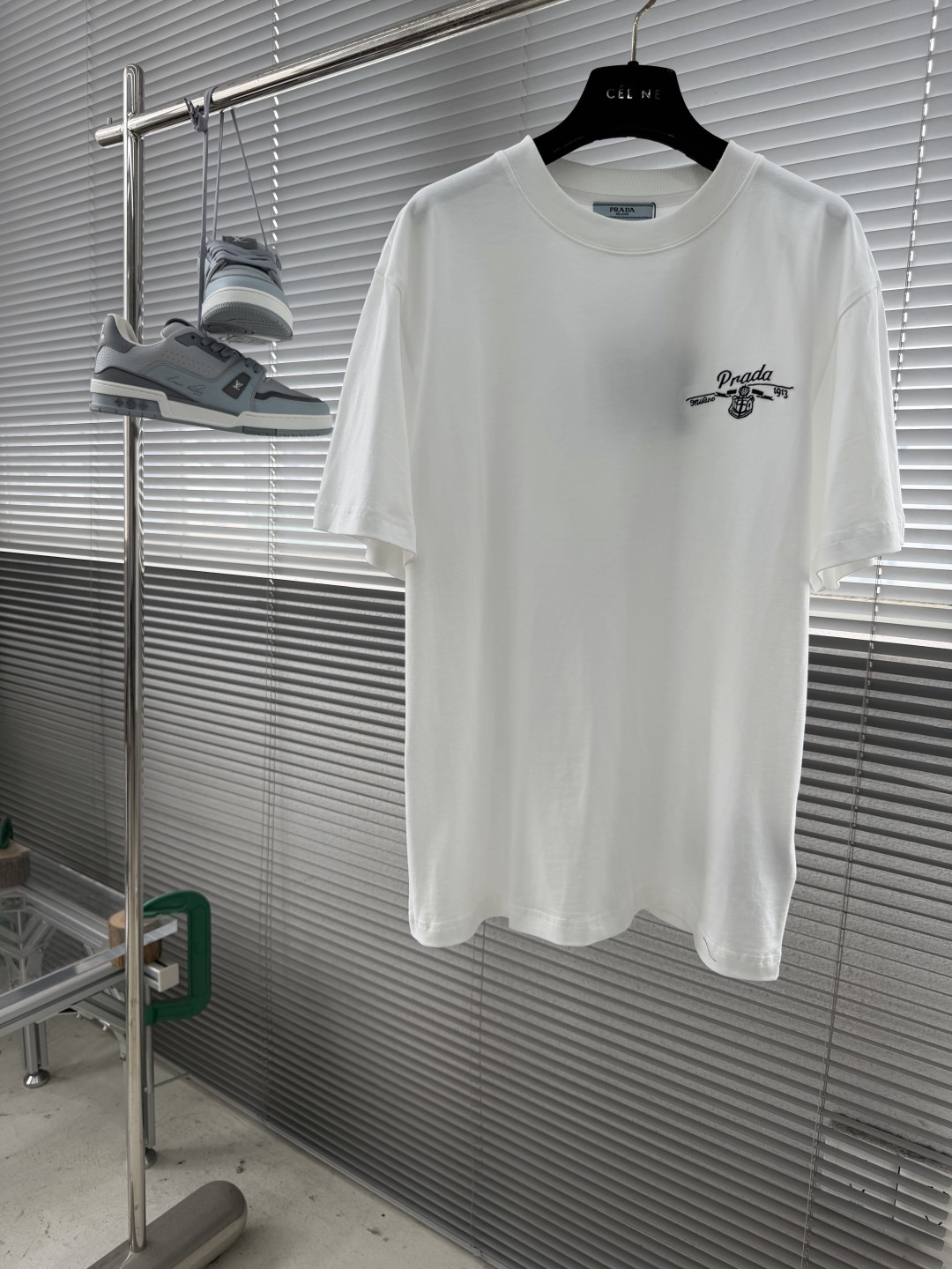 NO:917367,/1 piece 1/2 piece (all sizes) -PRAD 2026 spring and summer new short-sleeved T-shirt!  It is both classic, fashionable and versatile. Who doesn’t love it? It shows the classic again, it is very eye-catching, and it has a low-luxury aura and recognition!  The traditional brand concept and modern advanced technology are perfectly combined. Coupled with an extremely modern and simple design, exclusive logo pattern embroidery design!  Customized 100% imported pure cotton fabric!  The texture of this model is quite impressive. You can tell the specifications and grades at your fingertips. The level of finesse and breathability are top-notch!  Size M-3XL,,prada,T-shirt,tees,t-shirt,19860909/1件 1/2件（齐码） -PRAD 2026春夏新款短袖T恤！既经典有时尚百搭,谁不爱啊,将经典再次展现,非常的耐看,自带低奢光环与辨识度！传统的品牌理念和现代化的先进技术进行了完美结合.加上极其现代摩登风范的简约设计,专属logo图案刺绣设计！定制百分百进口纯棉面料！此款的质感相当感人 触手便知规格档次 细腻程度与透气效果堪称顶级！ 尺码M-3XL,,prada,T-shirt,tees，t-shirt,,Men's clothing