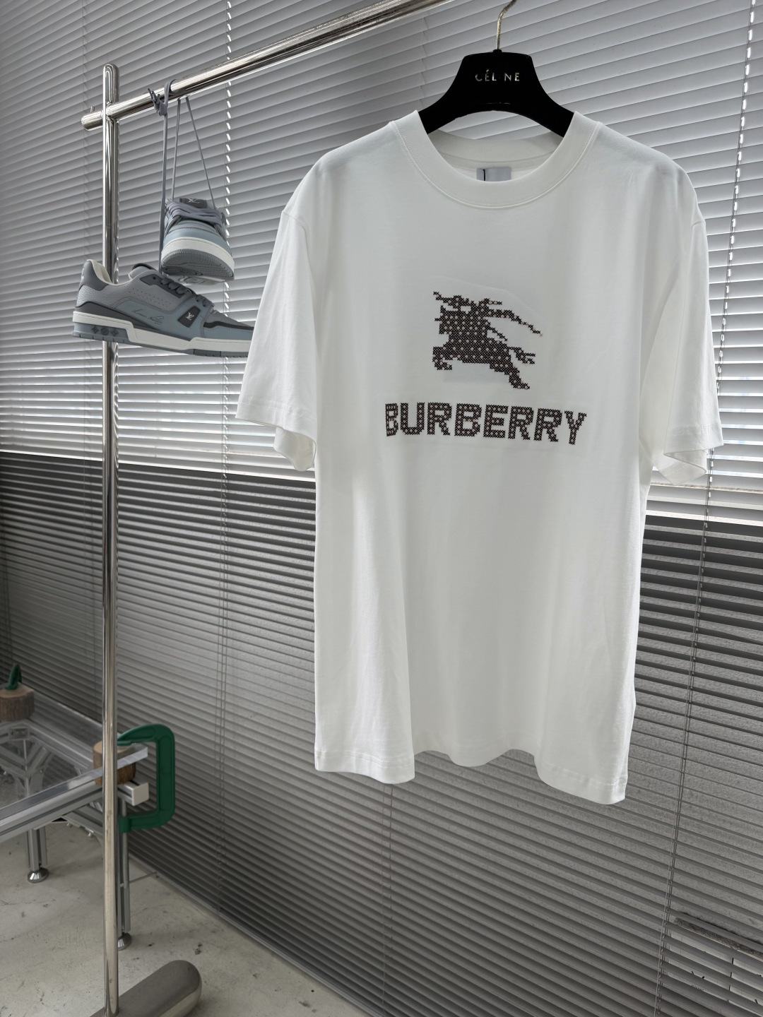 NO:917364,/1 piece 1/2 piece (all sizes) -BBR2026 spring and summer new short-sleeved T-shirt!  It is both classic, fashionable and versatile. Who doesn’t love it? It shows the classic again, it is very eye-catching, and it has a low-luxury aura and recognition!  The traditional brand concept and modern advanced technology are perfectly combined. Coupled with an extremely modern and simple design, exclusive logo pattern embroidery design!  Customized 100% imported pure cotton fabric!  The texture of this model is quite impressive. You can tell the specifications and grades at your fingertips. The level of finesse and breathability are top-notch!  Size M-3XL,,T-shirt,tees,t-shirt,19860909/1件 1/2件（齐码） -BBR2026春夏新款短袖T恤！既经典有时尚百搭,谁不爱啊,将经典再次展现,非常的耐看,自带低奢光环与辨识度！传统的品牌理念和现代化的先进技术进行了完美结合.加上极其现代摩登风范的简约设计,专属logo图案刺绣设计！定制百分百进口纯棉面料！此款的质感相当感人 触手便知规格档次 细腻程度与透气效果堪称顶级！ 尺码M-3XL,,T-shirt,tees，t-shirt,,Men's clothing