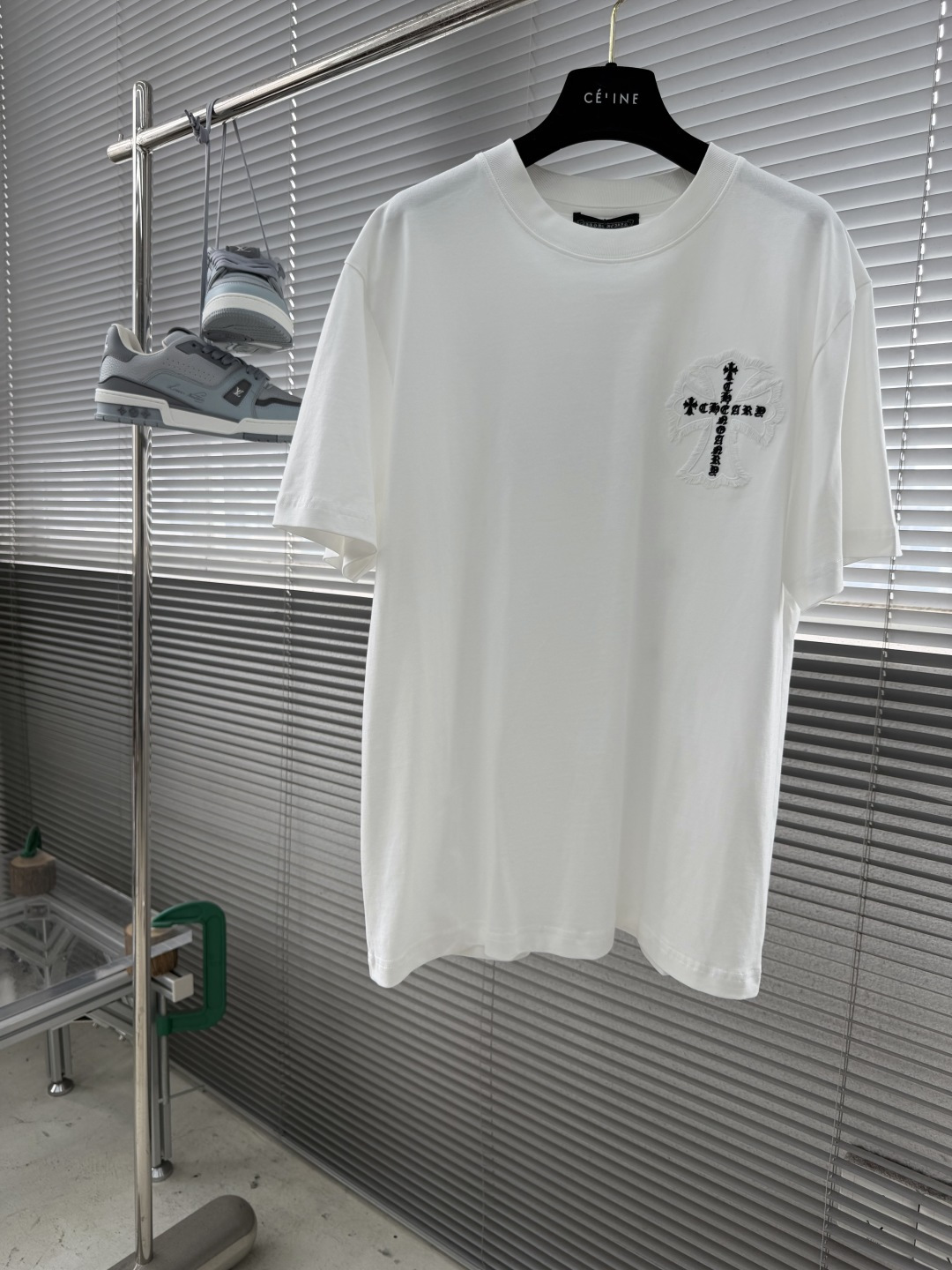 NO:917362,/1 piece 1/2 piece (all sizes) -CH Croixin 2026 spring and summer new short-sleeved T-shirt!  ~It is both classic and fashionable, who doesn’t love it? It shows the classic again, it is very eye-catching, and it has a low-luxury aura and recognition!  The traditional brand concept and modern advanced technology are perfectly combined. Coupled with an extremely modern and simple design, exclusive logo pattern embroidery design!  Customized 100% imported pure cotton fabric!  The texture of this model is quite impressive. You can tell the specifications and grades at your fingertips. The level of finesse and breathability are top-notch!  Size M-3XL,,chrome hearts,T-shirt,tees,t-shirt,19860909/1件 1/2件（齐码） -CH 克罗心 2026春夏新款短袖T恤！~既经典有时尚百搭,谁不爱啊,将经典再次展现,非常的耐看,自带低奢光环与辨识度！传统的品牌理念和现代化的先进技术进行了完美结合.加上极其现代摩登风范的简约设计,专属logo图案刺绣设计！定制百分百进口纯棉面料！此款的质感相当感人 触手便知规格档次 细腻程度与透气效果堪称顶级！ 尺码M-3XL,,chrome hearts,T-shirt,tees，t-shirt,,Men's clothing