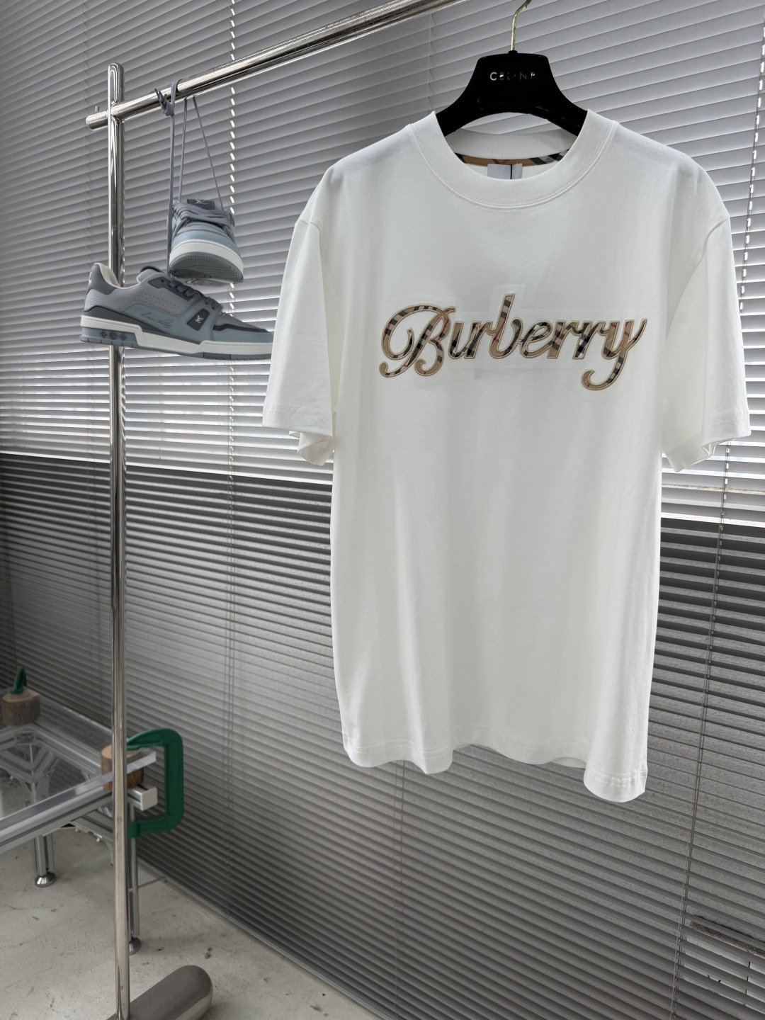 NO:917360,/1 piece 1/2 piece (all sizes) -BBR 2026 spring and summer new short-sleeved T-shirt!  ~It is both classic and fashionable, who doesn’t love it? It shows the classic again, it is very eye-catching, and it has a low-luxury aura and recognition!  The traditional brand concept and modern advanced technology are perfectly combined. Coupled with an extremely modern and simple design, exclusive logo pattern embroidery design!  Customized 100% imported pure cotton fabric!  The texture of this model is quite impressive. You can tell the specifications and grades at your fingertips. The level of finesse and breathability are top-notch!  Size M-3XL,,T-shirt,tees,t-shirt,19860909/1件 1/2件（齐码） -BBR 2026春夏新款短袖T恤！~既经典有时尚百搭,谁不爱啊,将经典再次展现,非常的耐看,自带低奢光环与辨识度！传统的品牌理念和现代化的先进技术进行了完美结合.加上极其现代摩登风范的简约设计,专属logo图案刺绣设计！定制百分百进口纯棉面料！此款的质感相当感人 触手便知规格档次 细腻程度与透气效果堪称顶级！ 尺码M-3XL,,T-shirt,tees，t-shirt,,Men's clothing