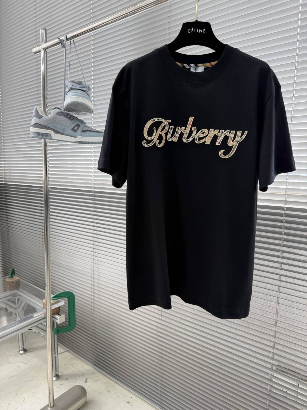 NO:917358,/1 piece 1/2 piece (black L) -BBR 2026 spring and summer new short-sleeved T-shirt!  ~It is both classic and fashionable, who doesn’t love it? It shows the classic again, it is very eye-catching, and it has a low-luxury aura and recognition!  The traditional brand concept and modern advanced technology are perfectly combined. Coupled with an extremely modern and simple design, exclusive logo pattern embroidery design!  Customized 100% imported pure cotton fabric!  The texture of this model is quite impressive. You can tell the specifications and grades at your fingertips. The level of finesse and breathability are top-notch!  Size M-3XL,,T-shirt,tees,t-shirt,19860909/1件 1/2件（黑色L） -BBR 2026春夏新款短袖T恤！~既经典有时尚百搭,谁不爱啊,将经典再次展现,非常的耐看,自带低奢光环与辨识度！传统的品牌理念和现代化的先进技术进行了完美结合.加上极其现代摩登风范的简约设计,专属logo图案刺绣设计！定制百分百进口纯棉面料！此款的质感相当感人 触手便知规格档次 细腻程度与透气效果堪称顶级！ 尺码M-3XL,,T-shirt,tees，t-shirt,,Men's clothing