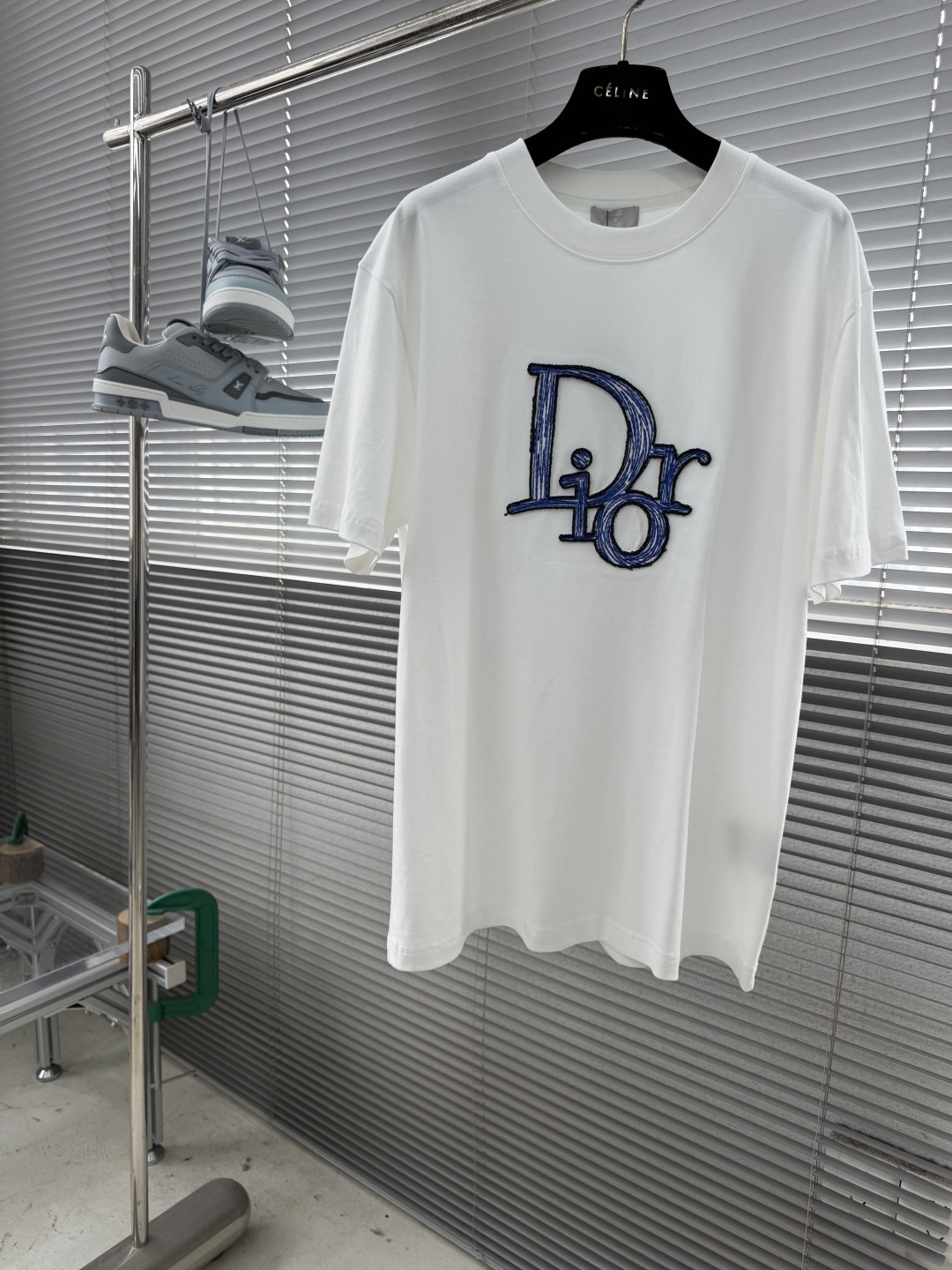 NO:917356,/1 piece 1/2 piece (all sizes) -Dio 2026 spring and summer new short-sleeved T-shirt!  ~It is both classic and fashionable, who doesn’t love it? It shows the classic again, it is very eye-catching, and it has a low-luxury aura and recognition!  The traditional brand concept and modern advanced technology are perfectly combined. Coupled with an extremely modern and simple design, exclusive logo pattern embroidery design!  Customized 100% imported pure cotton fabric!  The texture of this model is quite impressive. You can tell the specifications and grades at your fingertips. The level of finesse and breathability are top-notch!  Size M-3XL,,dior,T-shirt,tees,t-shirt,19860909/1件 1/2件（齐码） -Dio 2026春夏新款短袖T恤！~既经典有时尚百搭,谁不爱啊,将经典再次展现,非常的耐看,自带低奢光环与辨识度！传统的品牌理念和现代化的先进技术进行了完美结合.加上极其现代摩登风范的简约设计,专属logo图案刺绣设计！定制百分百进口纯棉面料！此款的质感相当感人 触手便知规格档次 细腻程度与透气效果堪称顶级！ 尺码M-3XL,,dior,T-shirt,tees，t-shirt,,Men's clothing
