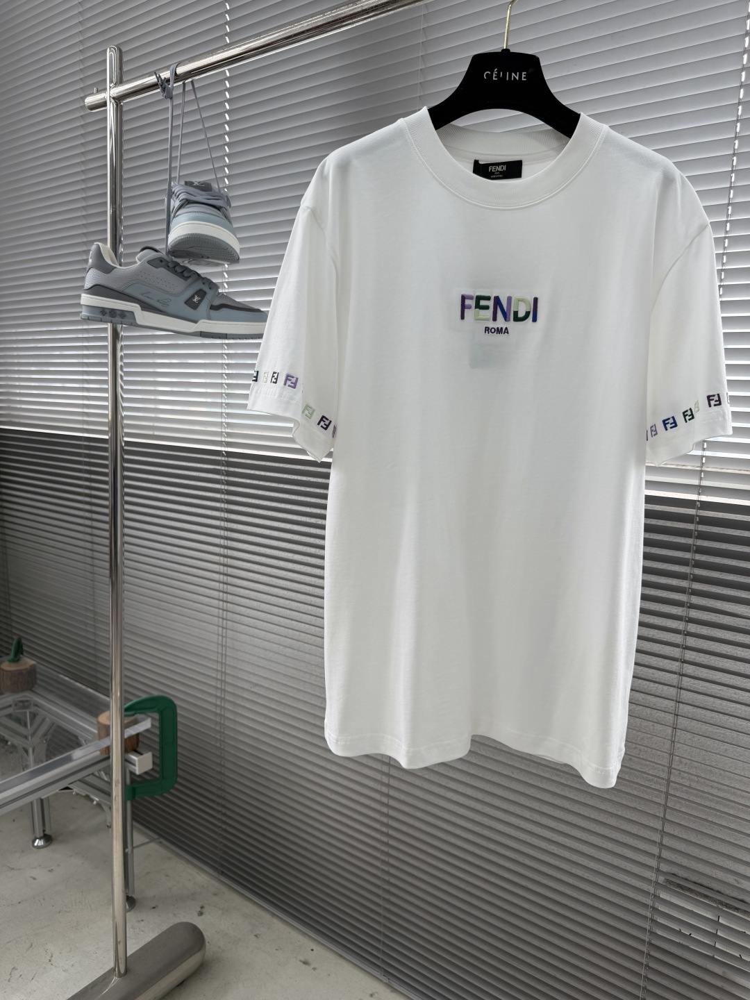 NO:917354,/1 piece 1/2 piece (white M) -FEND 2026 spring and summer new short-sleeved T-shirt!  ~It is both classic and fashionable, who doesn’t love it? It shows the classic again, it is very eye-catching, and it has a low-luxury aura and recognition!  The traditional brand concept and modern advanced technology are perfectly combined. Coupled with an extremely modern and simple design, exclusive logo pattern embroidery design!  Customized 100% imported pure cotton fabric!  The texture of this model is quite impressive. You can tell the specifications and grades at your fingertips. The level of finesse and breathability are top-notch!  Size M-3XL,,fendi,T-shirt,tees,t-shirt,19860909/1件 1/2件（白色M） -FEND 2026春夏新款短袖T恤！~既经典有时尚百搭,谁不爱啊,将经典再次展现,非常的耐看,自带低奢光环与辨识度！传统的品牌理念和现代化的先进技术进行了完美结合.加上极其现代摩登风范的简约设计,专属logo图案刺绣设计！定制百分百进口纯棉面料！此款的质感相当感人 触手便知规格档次 细腻程度与透气效果堪称顶级！ 尺码M-3XL,,fendi,T-shirt,tees，t-shirt,,Men's clothing